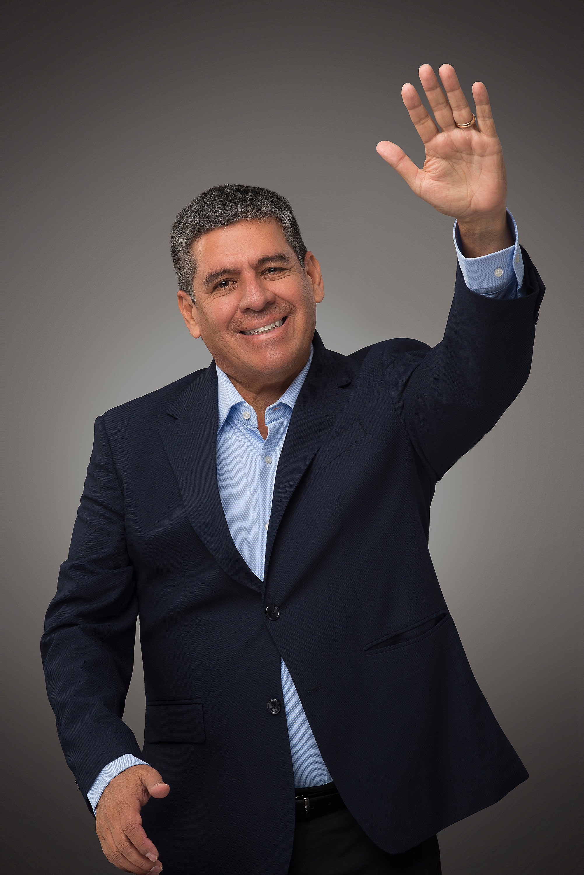 Retrato de candidato político transmitiendo confianza y liderazgo para propaganda electoral y paneles