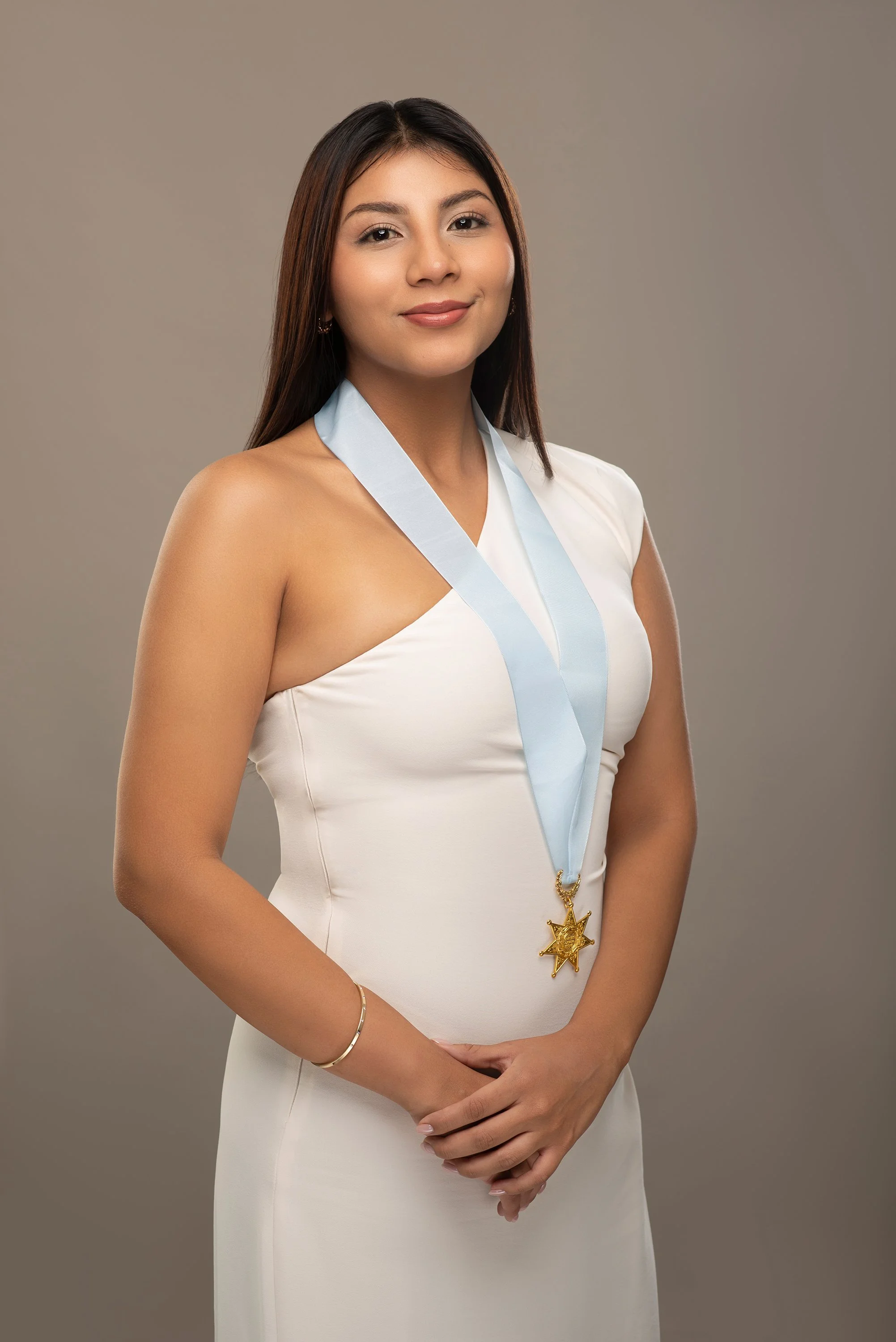 foto-linedin-mujer-vestido-colegiatura-abogadas.jpg
