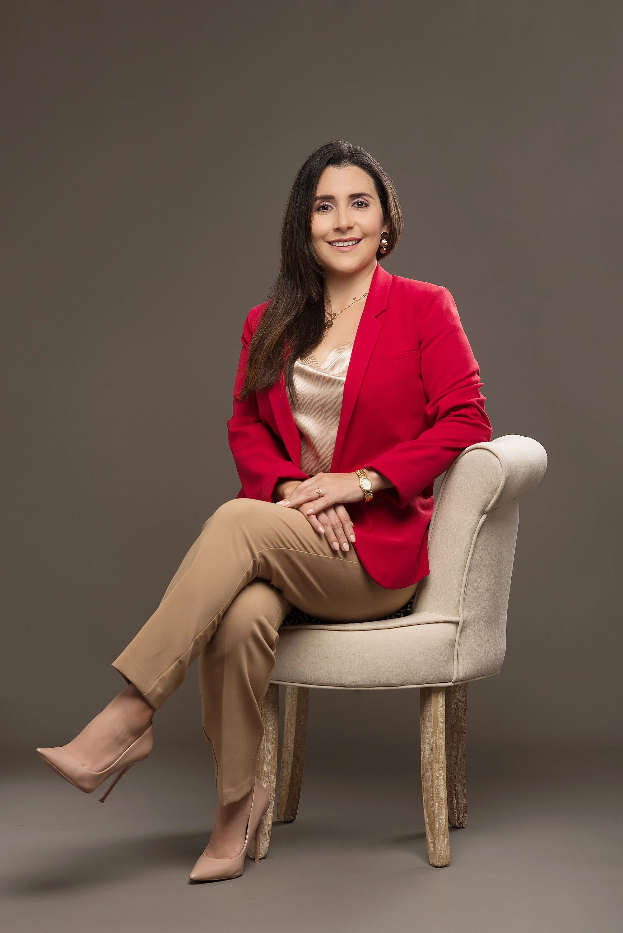 foto-estudio-mujer-linkedin.jpg