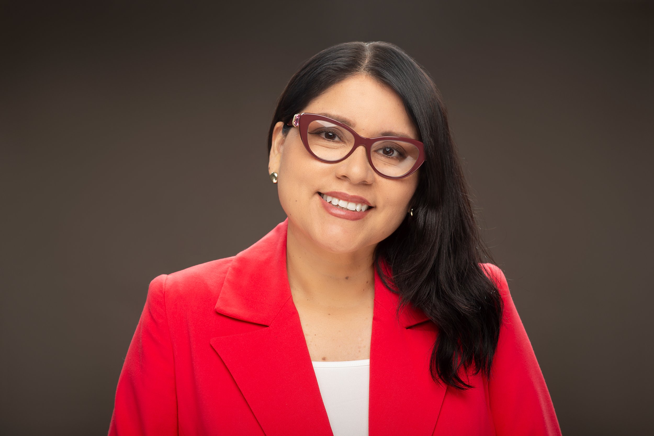 Roxana Casas fotógrafa para LinkedIn en Lima con enfoque en dirección estratégica y acompañamiento integral.