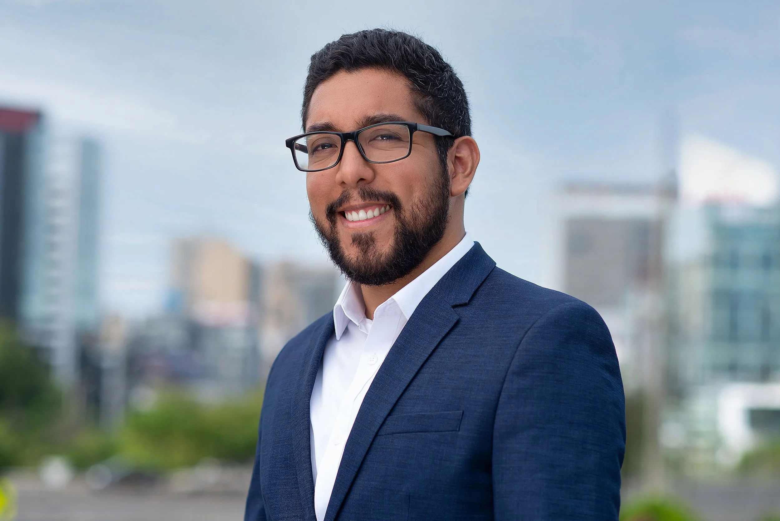 Retrato ejecutivo en exteriores de San Isidro, Lima, para perfil de LinkedIn - Fotografía de marca personal por Roxana Casas.