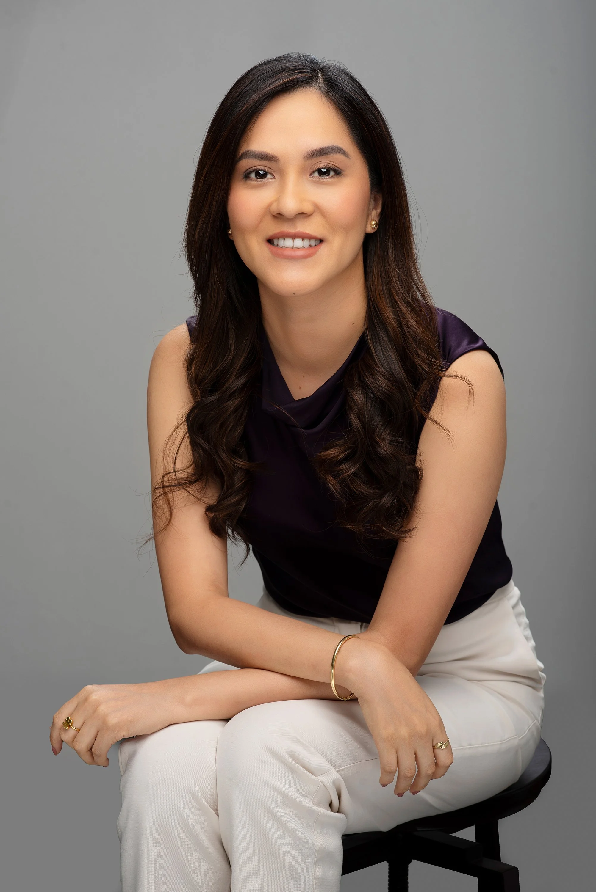 Fotografía de retrato en estudio sobre fondo neutro con iluminación profesional para branding personal.