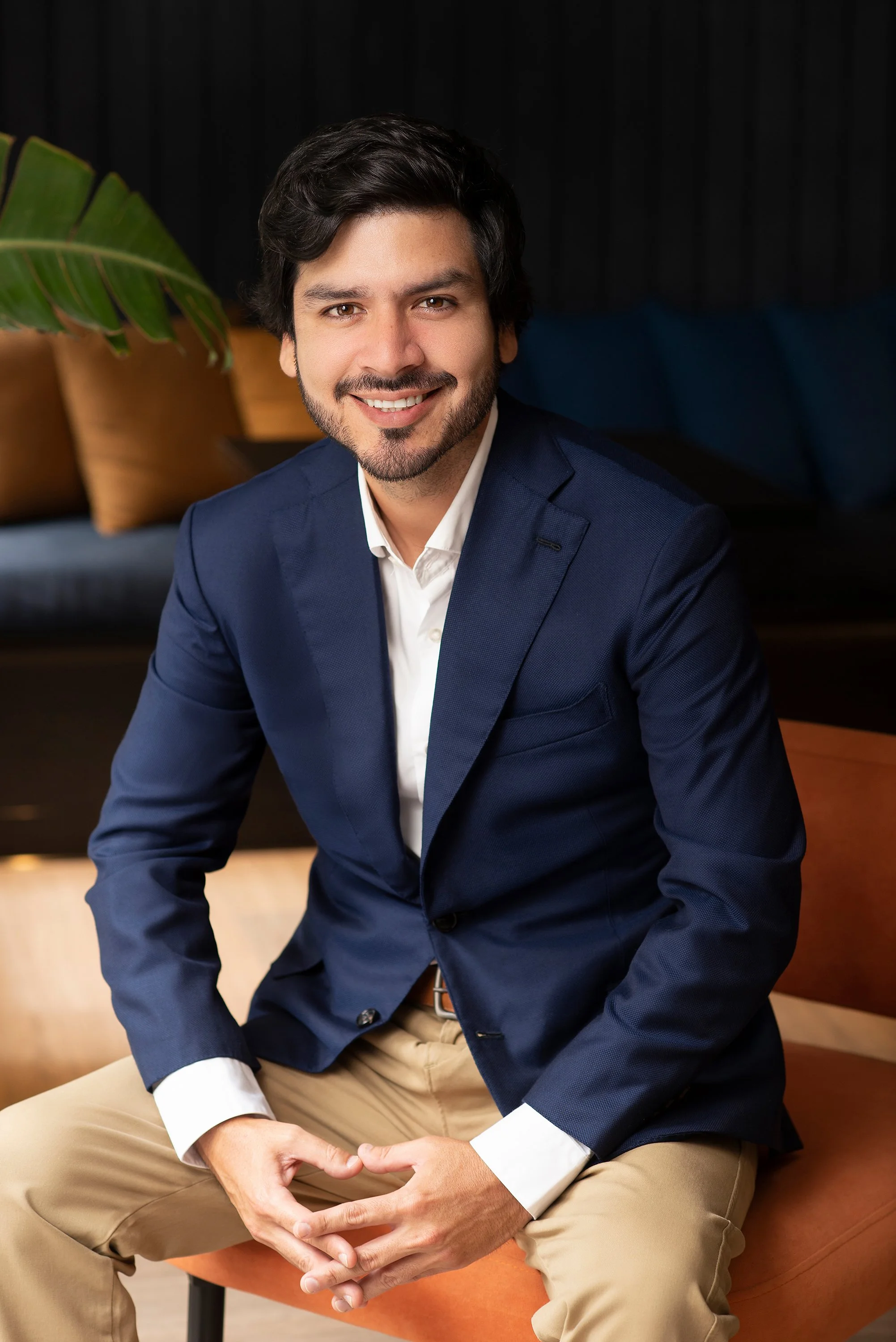 Sesión de fotos profesional para Linkedin en coworking en Lima