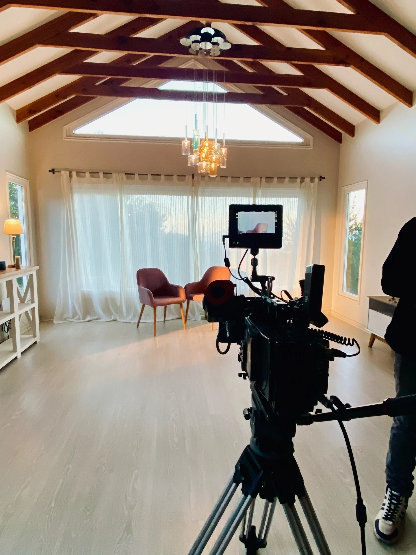 Muy contentos de trabajar en el nuevo video de @luispedrazaoficial junto a @tonygaldames y el equipo de @heavenfilms.cl

Departamento de c&aacute;mara e iluminaci&oacute;n
@pabloaraya12 
@crisal777