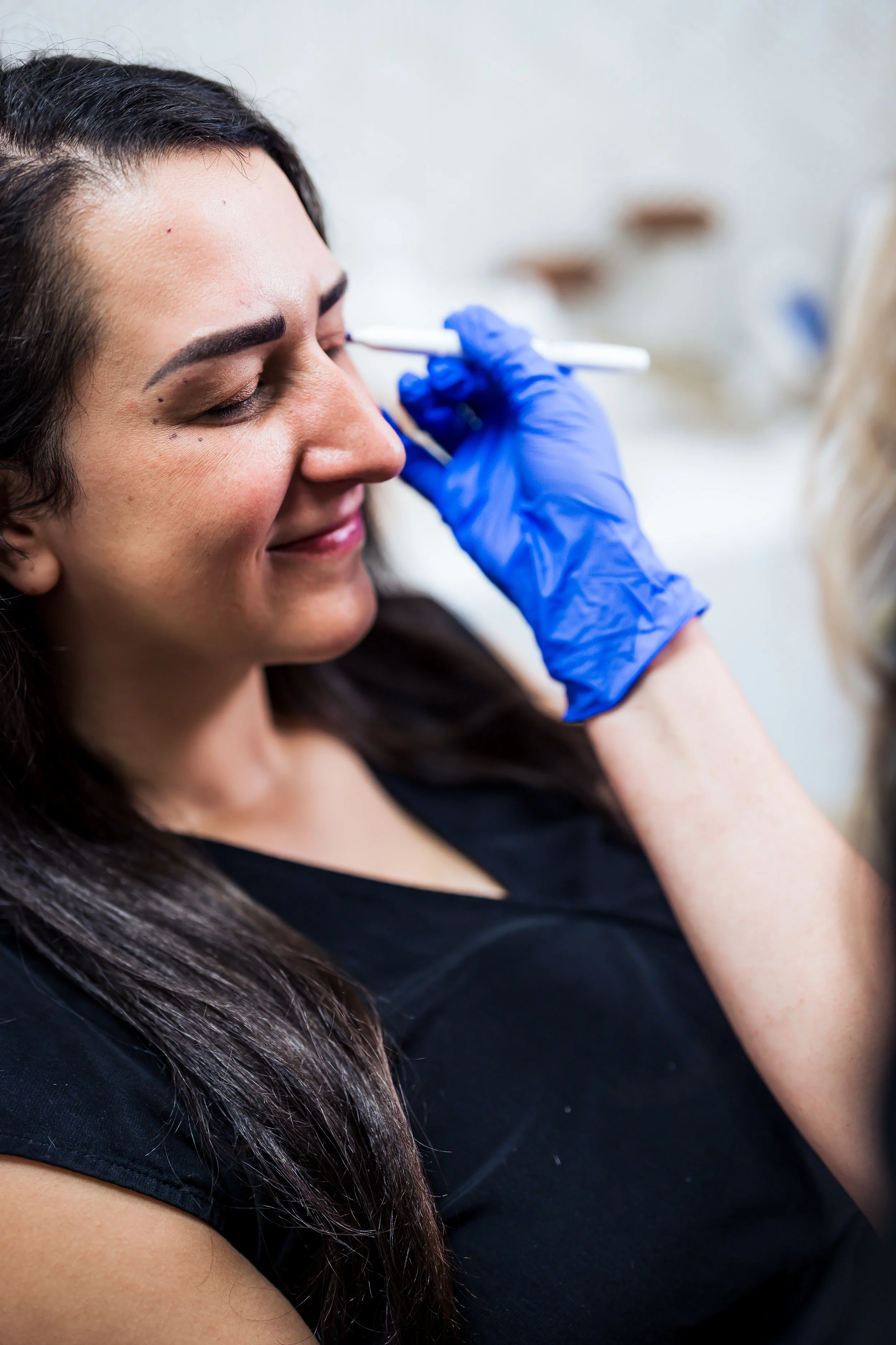 A woman getting botox in her forehead at Evolve Aesthetics.