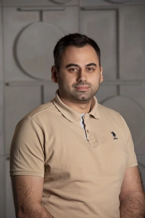 Graphic showing a yellow person icon with the text 'Speakers loading...' on a pink background.