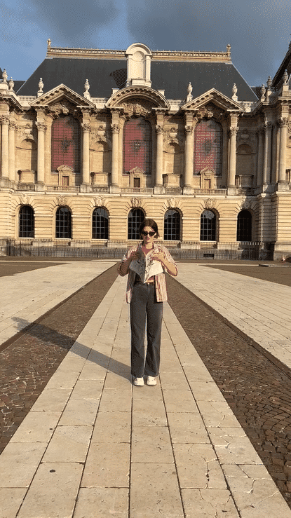 Gif Axelle tenant un journal studio ducasse