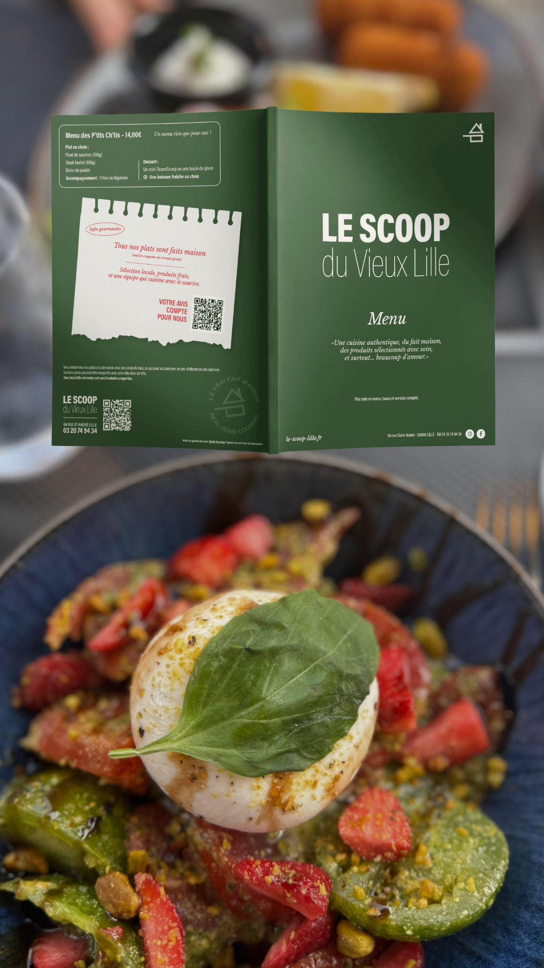 Une assiette de salade colorée avec un œuf mollet garni d'une feuille de basilic sur le dessus et un menu dans une brochure à l'arrière-plan.