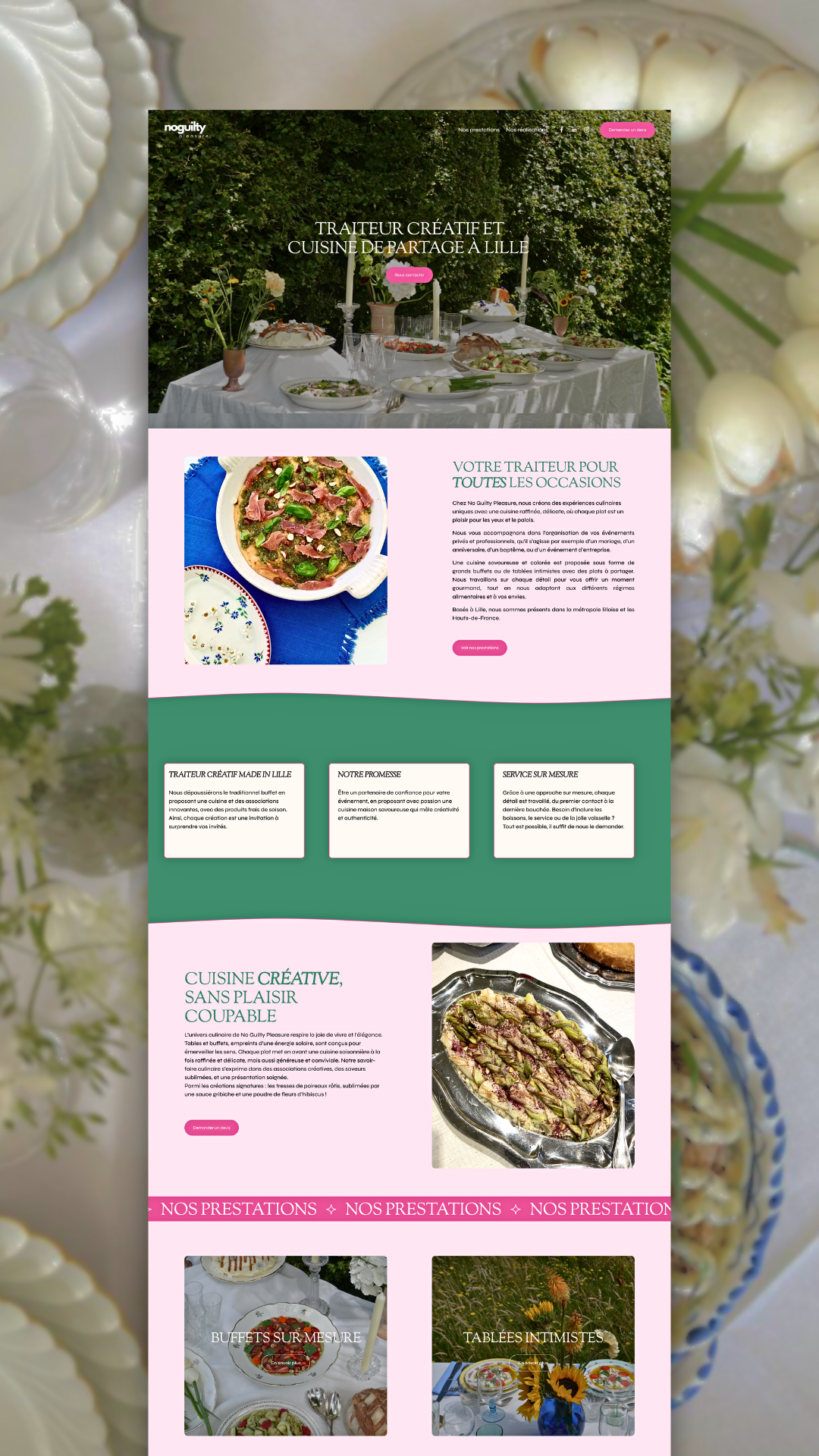 Capture d'écran d'un site web proposant des services de traiteur créatif, avec une image d'un buffet de plats élaborés, une section présentant une pizza garnie de viande et légumes, et des images de buffets et de tables de réception avec des fleurs.