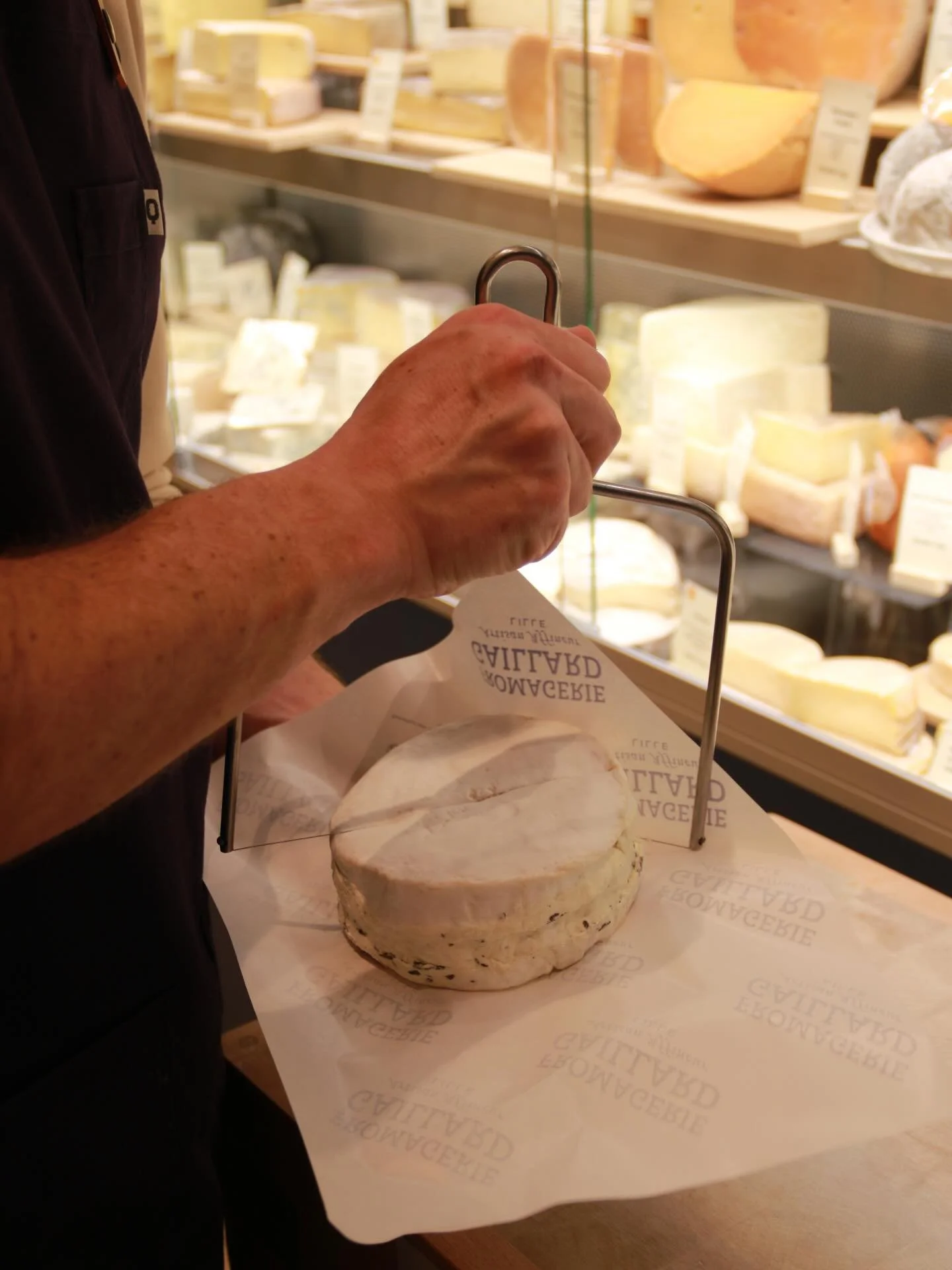 Shooting - @fromageriegaillard 🧀

On voulais trop faire un shooting dans une fromagerie, alors c&rsquo;est chose faite ! Et c&rsquo;est tr&egrave;s gourmand 🤩
Au menu, des beaux morceaux de fromage, des produits de qualit&eacute; et fait avec passi