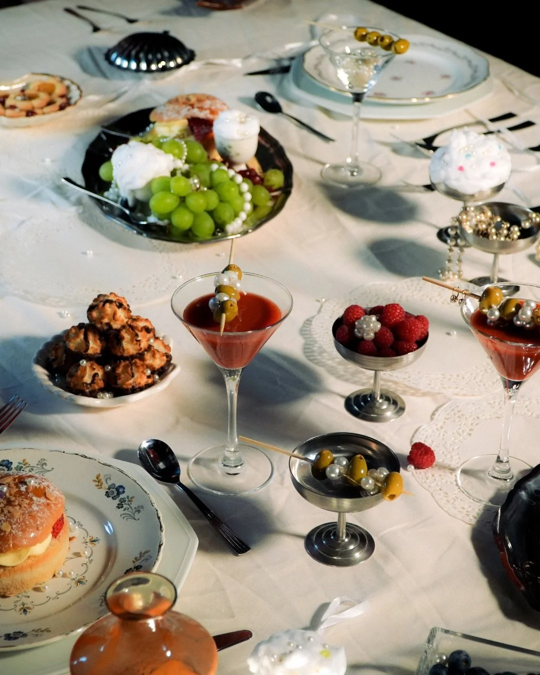 Le banquet est servi...

Quand l&rsquo;&eacute;clat de la joaillerie rencontre la gourmandise... Voici enfin le rendu final de notre s&eacute;rie photo pour @noir_carat 💍

L&rsquo;ambition ? Briser les codes du bijou traditionnel en l&rsquo;invitant