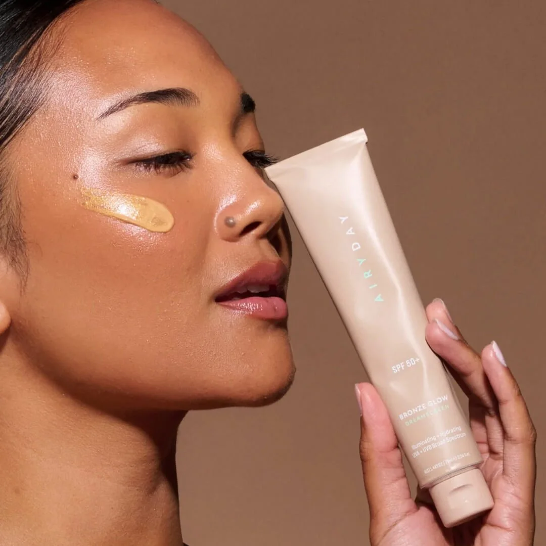 airyday-bronze-glow-spf50-application.jpg