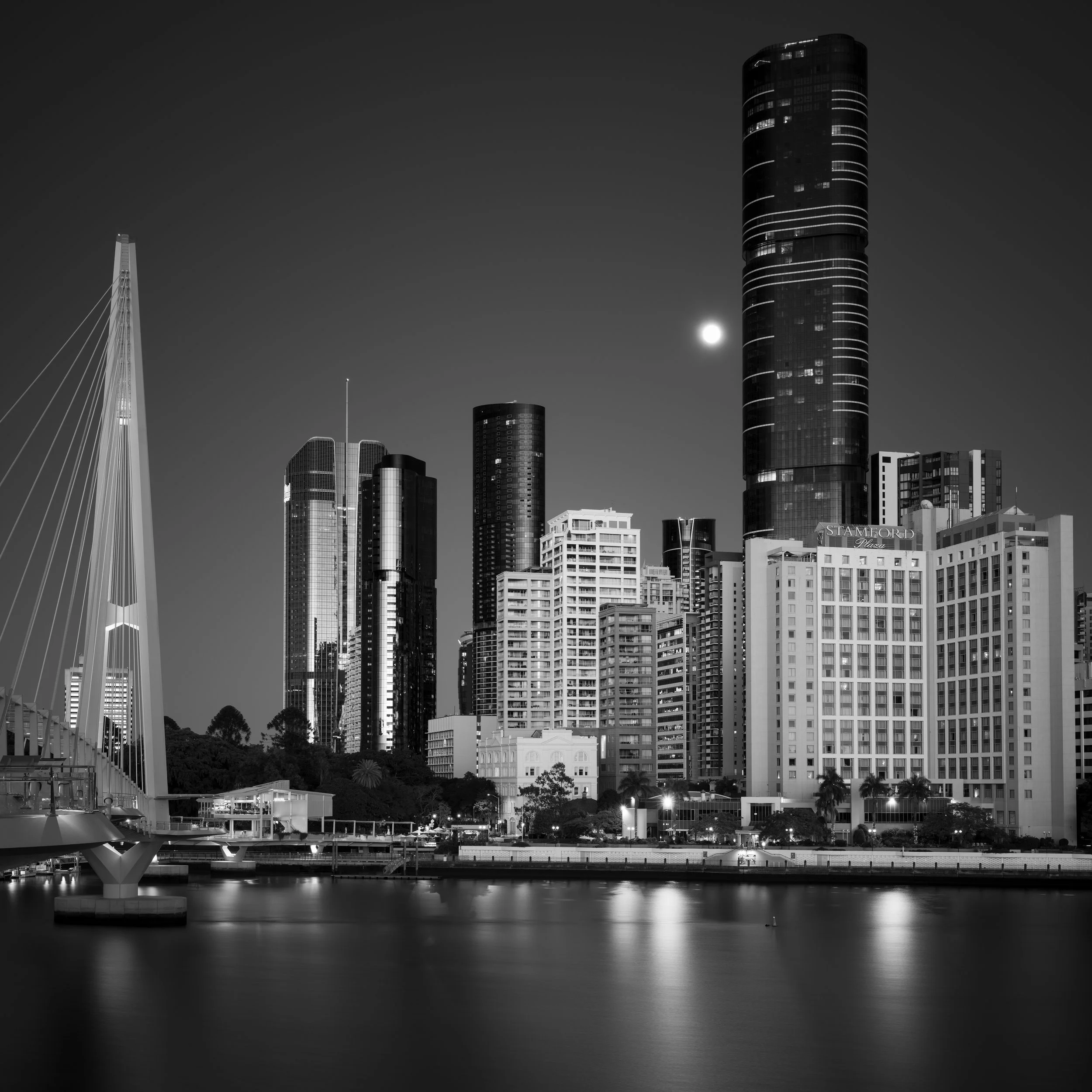 Black and white photo of Kangaroo Point Bridge