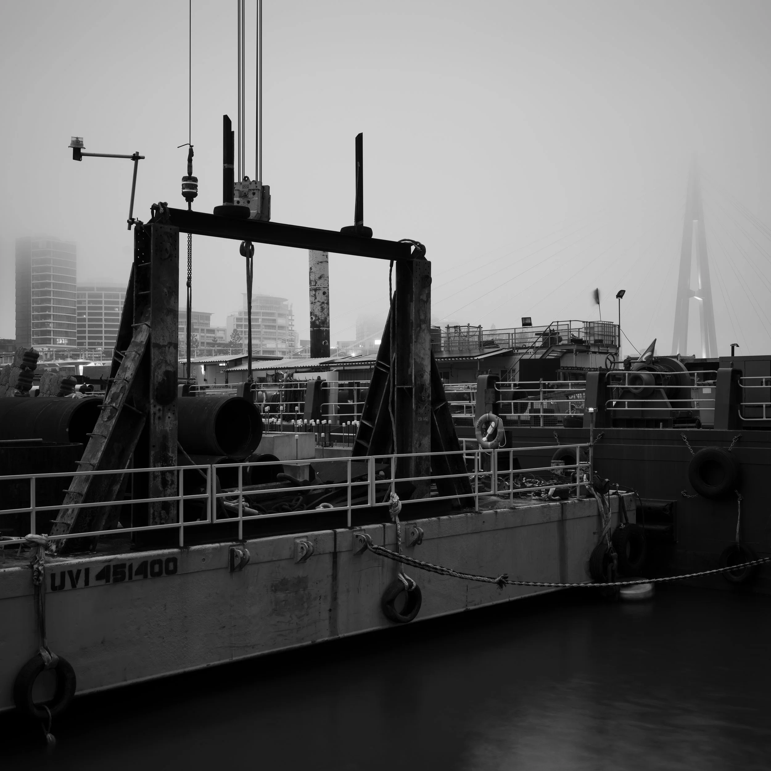 Black and white photo of Kangaroo Point Bridge in fog
