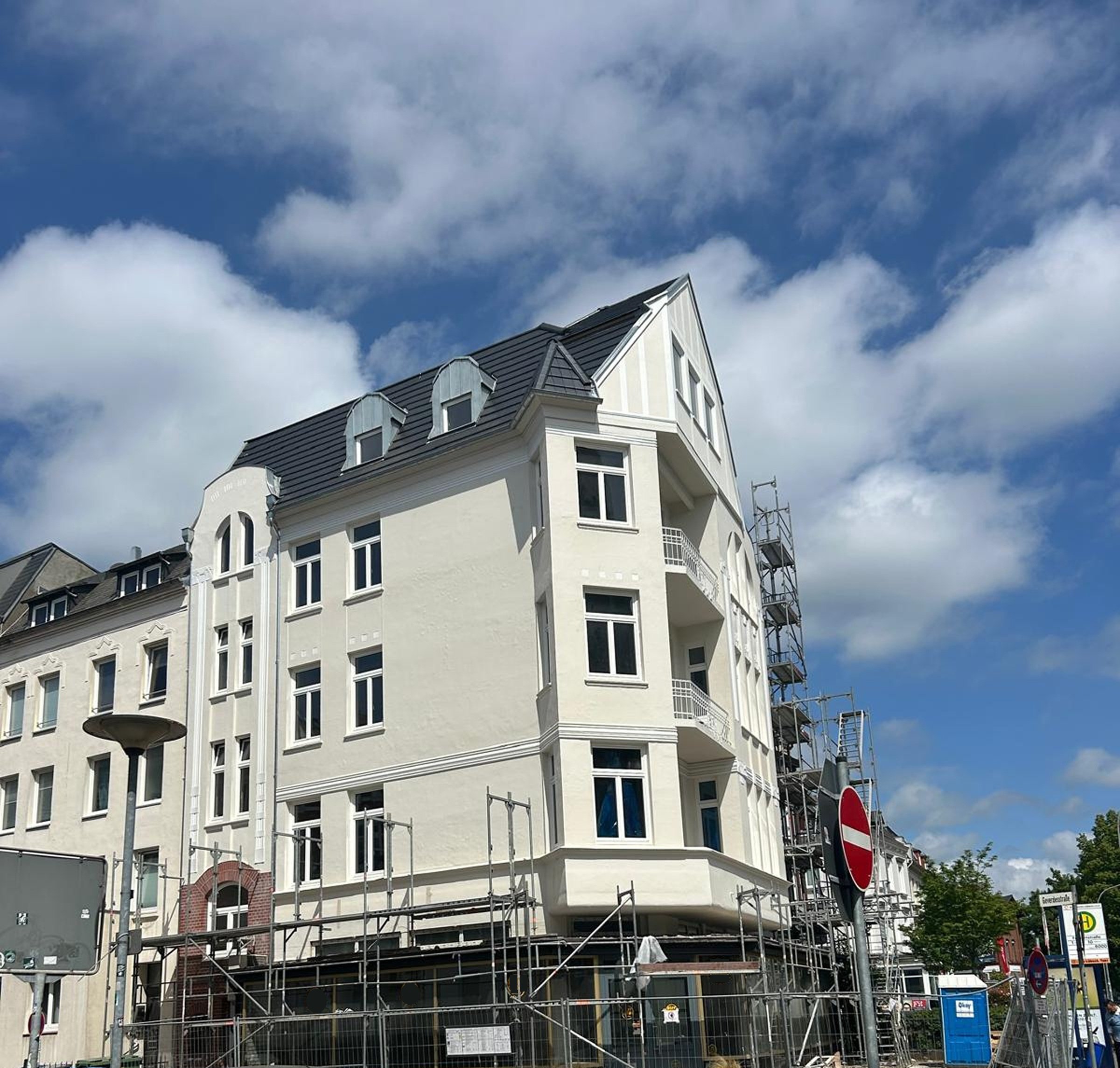 Sanierte Fassade Mehrfamilienhaus