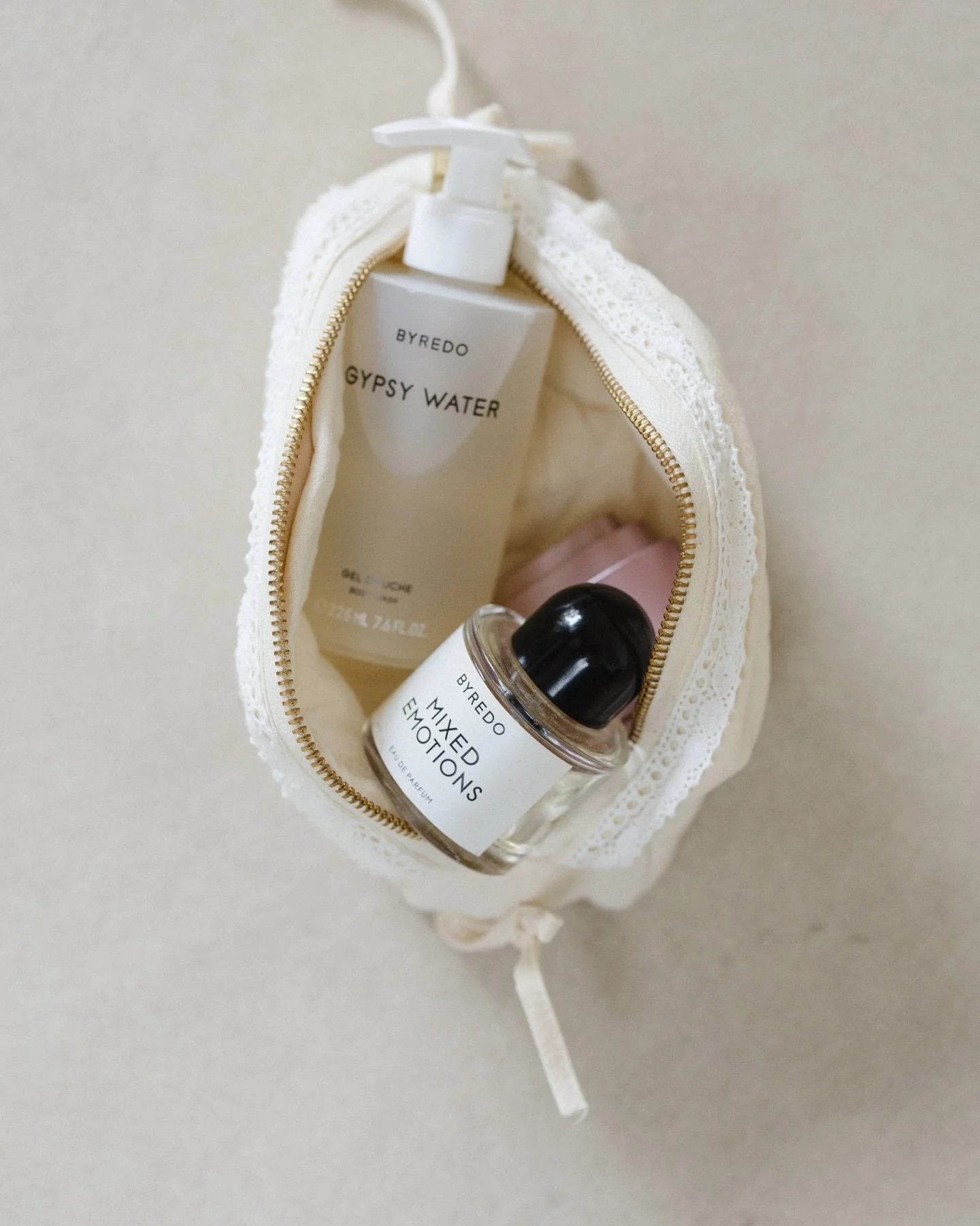 For the in-between moments, airport mornings, overnight stays, long drives home, and quiet pauses away from your own space.

Chiquita N&eacute;cessaire Bag was created to hold your daily rituals wherever you go.

Hand-sewn from cotton and finished wi