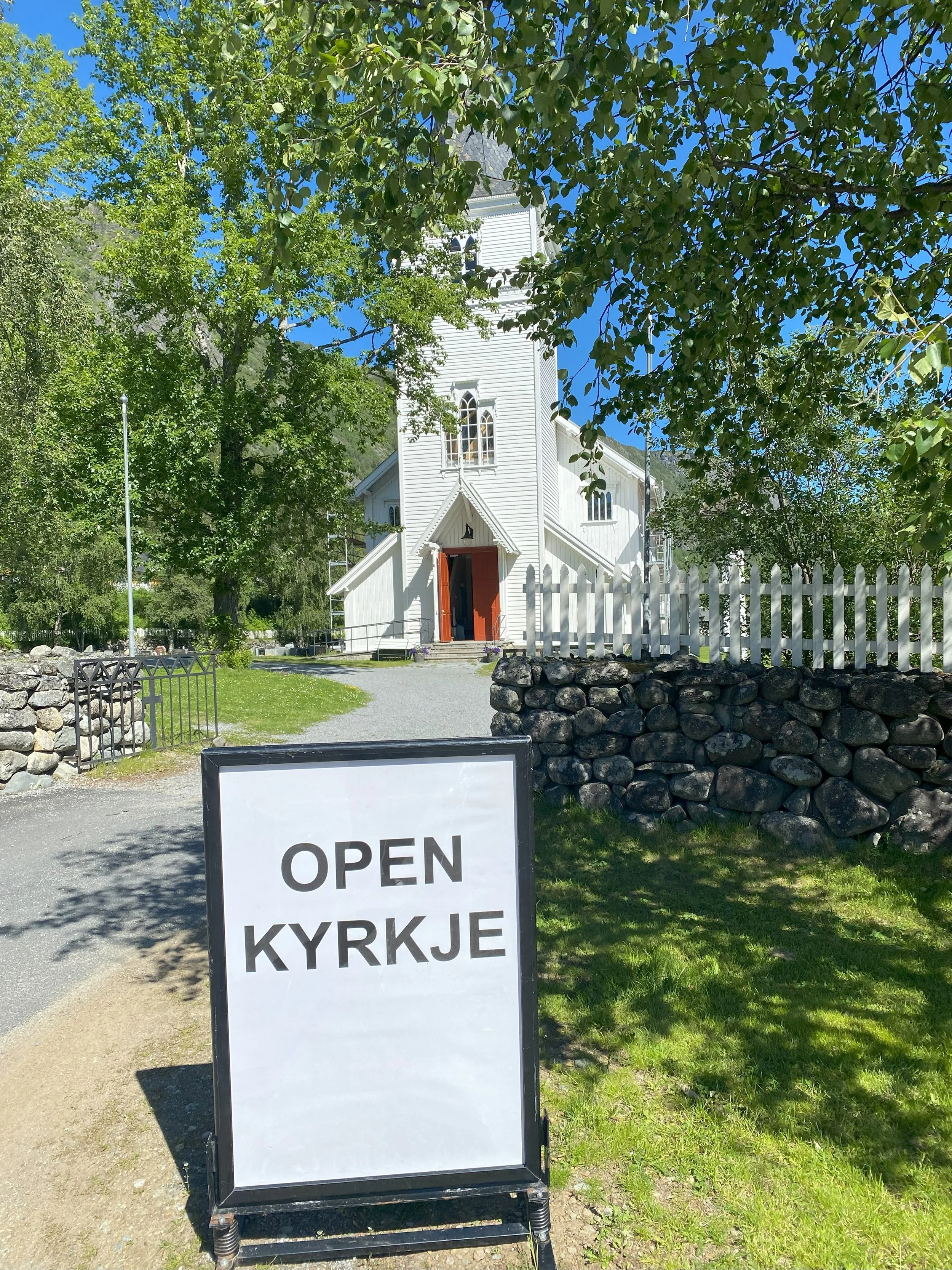 Åpen kyrkje