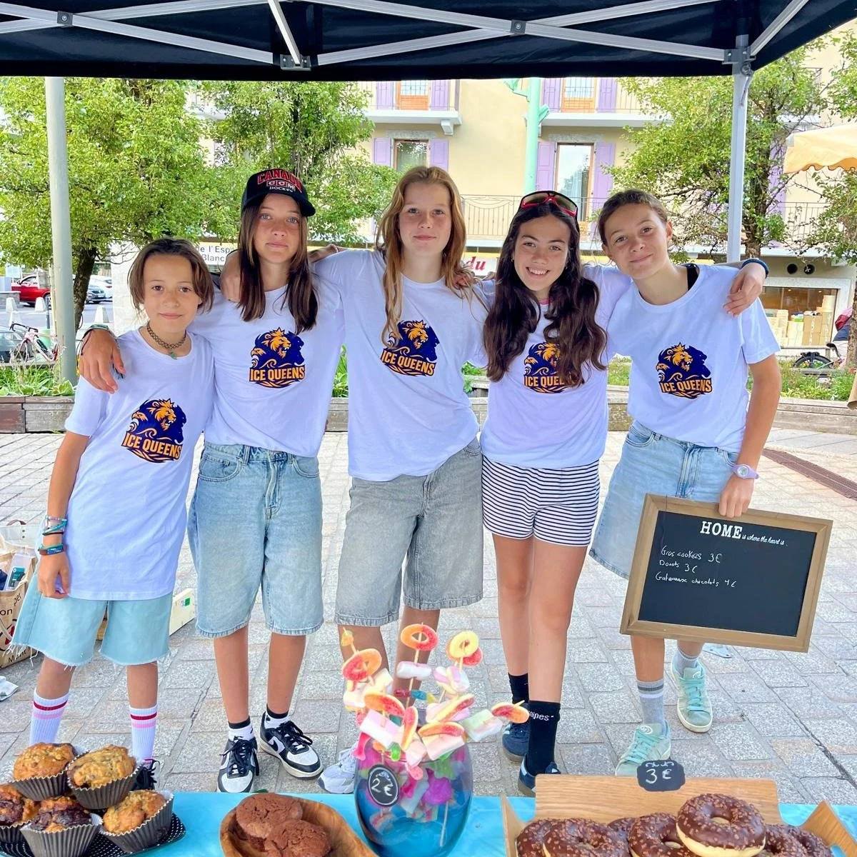 🥳 Ce matin, ma fille et ses copines ont tenu un stand de g&acirc;teaux au march&eacute; 🍰 pour financer une belle aventure : participer &agrave; la 1&egrave;re &eacute;dition du plus grand tournoi international de hockey U15 &agrave; Laval, Montr&e