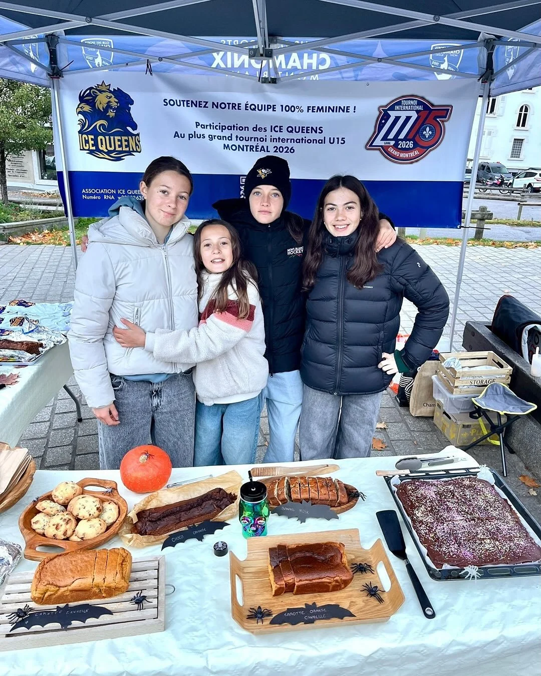 Ce matin, les filles se sont retrouss&eacute;es les manches pour r&eacute;colter des fonds pour partir au Canada 👍💪🤩 allez les Icequeens @ice_queens_france_ 

#IceQueens #HockeyF&eacute;minin #chc #hockeypourunecause #HockeyGirls
#CollecteDeFonds