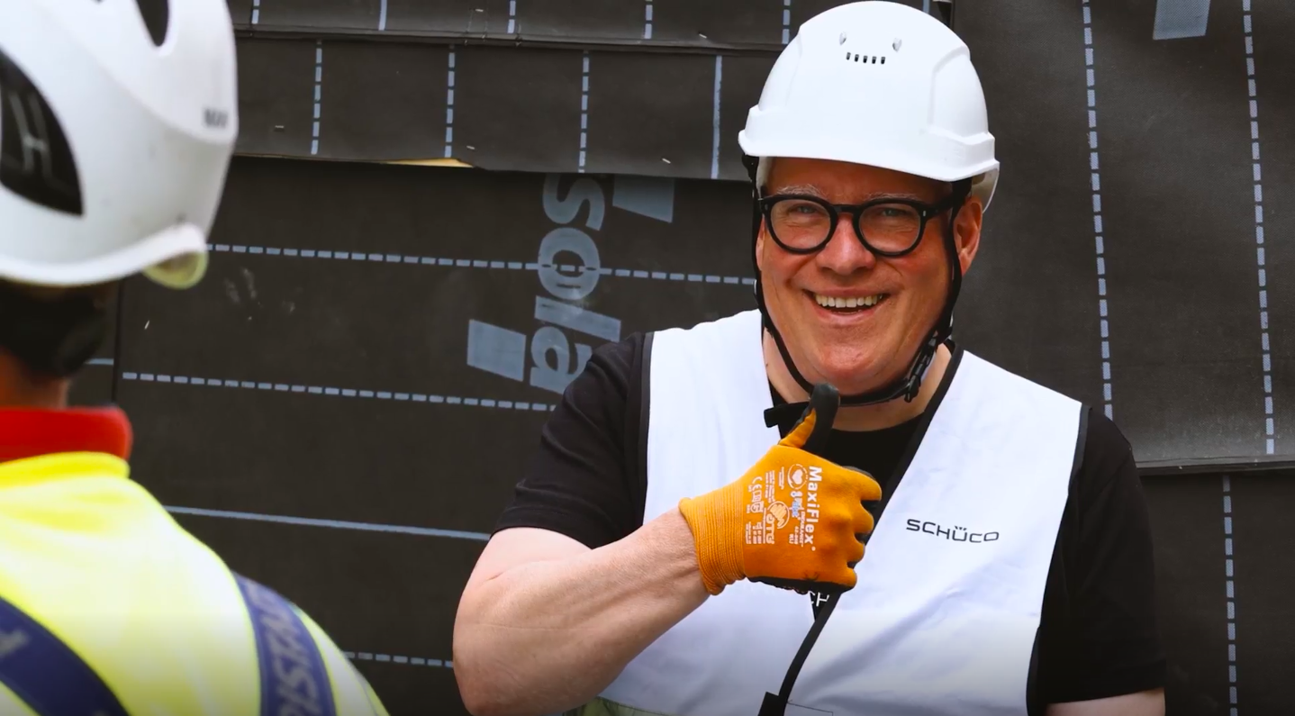 Man från Schüco gör tummen upp