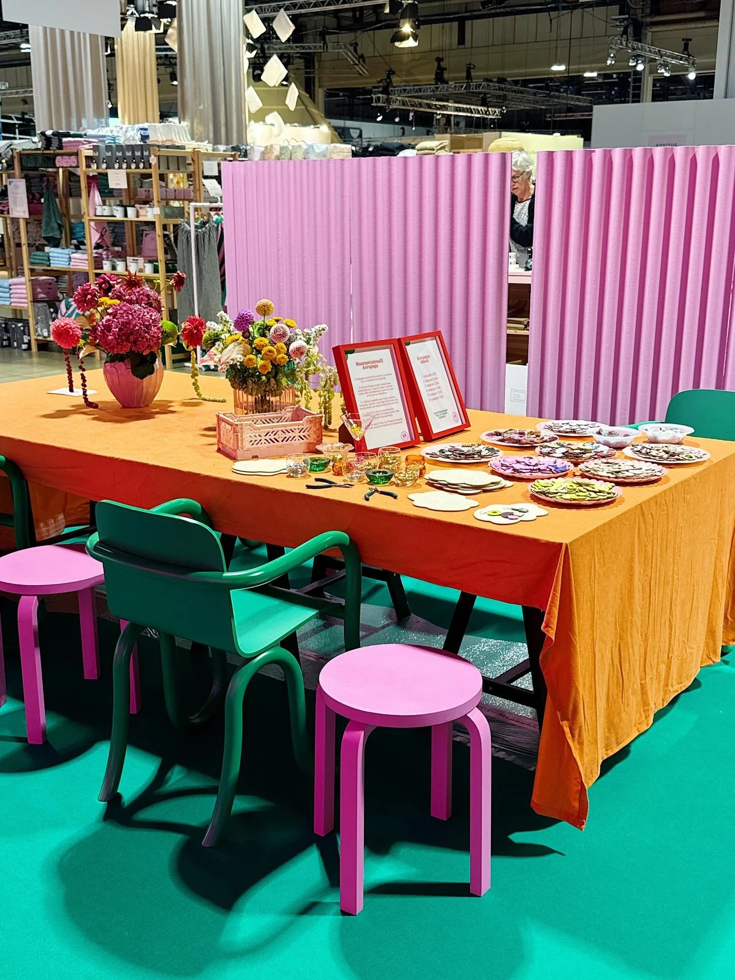 Ekojen Habitare-p&auml;ivien tunnelmia puhelimen l&auml;pi😍 Teit&auml; kavereita on k&auml;ynyt ihanasti meid&auml;n Pop Up Shopissa ja upeita designl&ouml;yt&ouml;j&auml; on l&auml;htenyt matkaan🫶🏻

Moni on ihmetellyt, miten iso t&auml;&auml; mei
