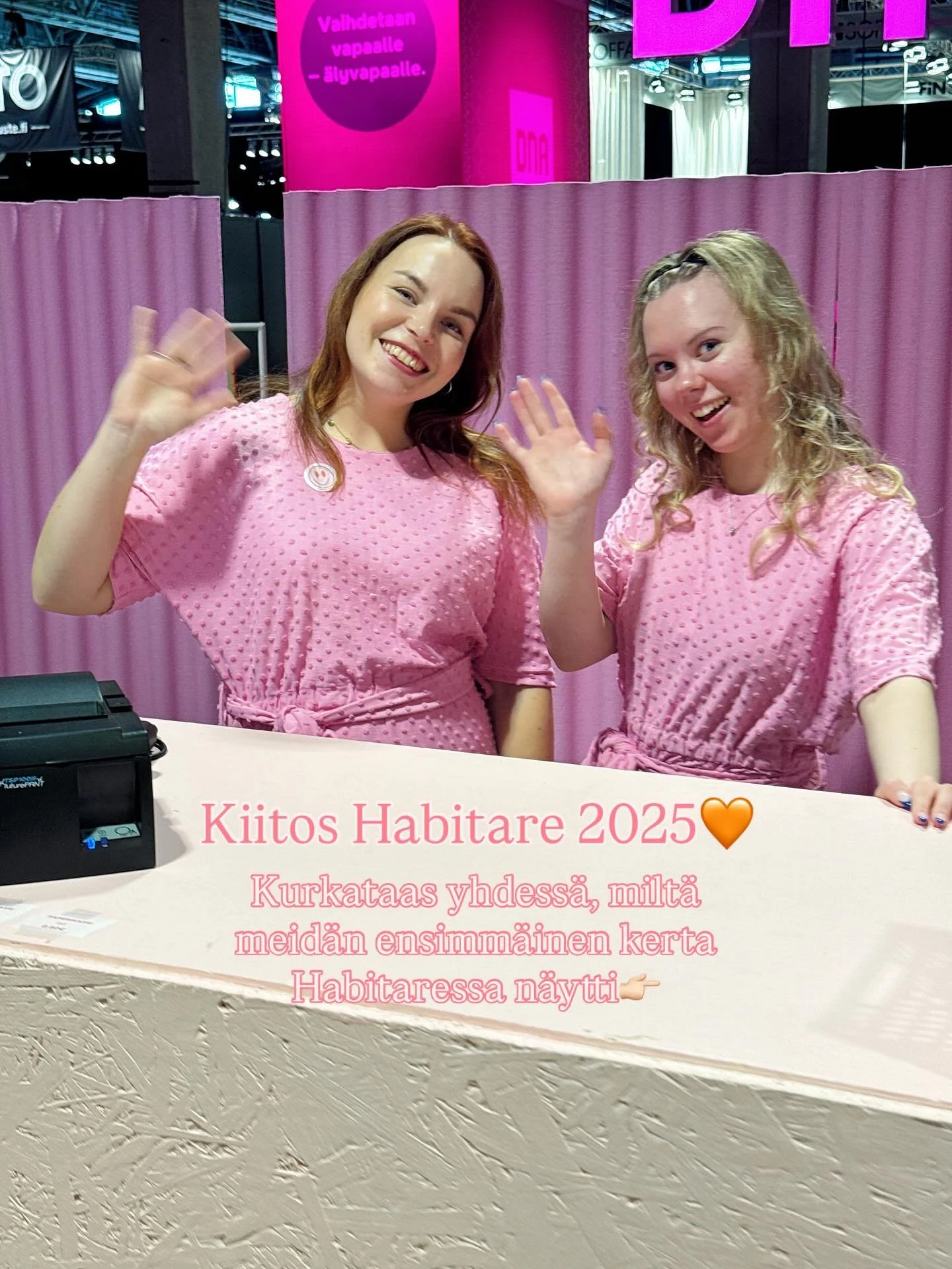 Meid&auml;n ensimm&auml;inen kerta Habitaressa on ohi, ja huhhuh mik&auml; viikko😍

Kiitos Habitare, kun saatiin iso kunnia tuottaa virallinen Habitare Pop Up Shop x Designkaverit🧡 Ja super iso kiitos kaikki te Pop Upissa k&auml;yneet kaverit, muka