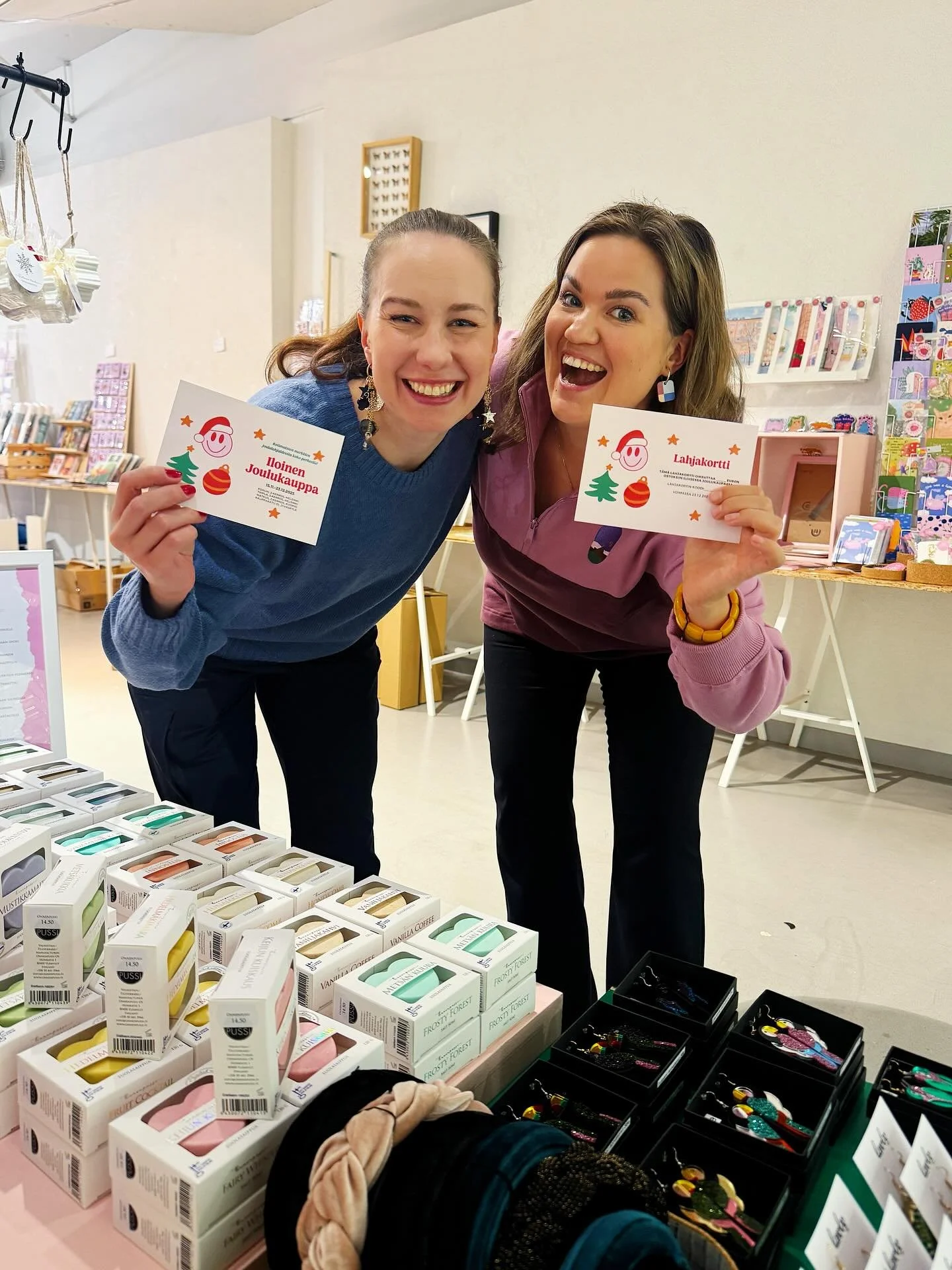 🎄ARVONTA🎄 Voita lahjakortit Iloiseen Joulukauppaan sulle ja sun designkaverille!

Meid&auml;n Iloiset Joulukaupat avaavat ovensa t&auml;m&auml;n viikon lauantaina 15.11. Jyv&auml;skyl&auml;&auml;n, Kuopioon ja Helsinkiin kaksin kappalein🧡 Avajaist