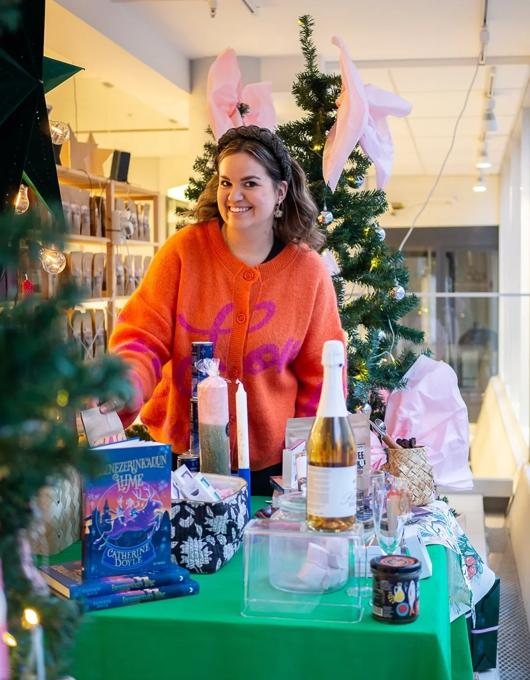 T&auml;n&auml;&auml;n p&auml;&auml;set tekem&auml;&auml;n Joulukaupoilla tuplasti hyv&auml;&auml;🫶🏻

💚 Iloisen perjantain kunniaksi lahjoitamme 10 % Iloisten Joulukauppojen t&auml;m&auml;n p&auml;iv&auml;n myynnist&auml; Mieli ry:lle mielenterveys