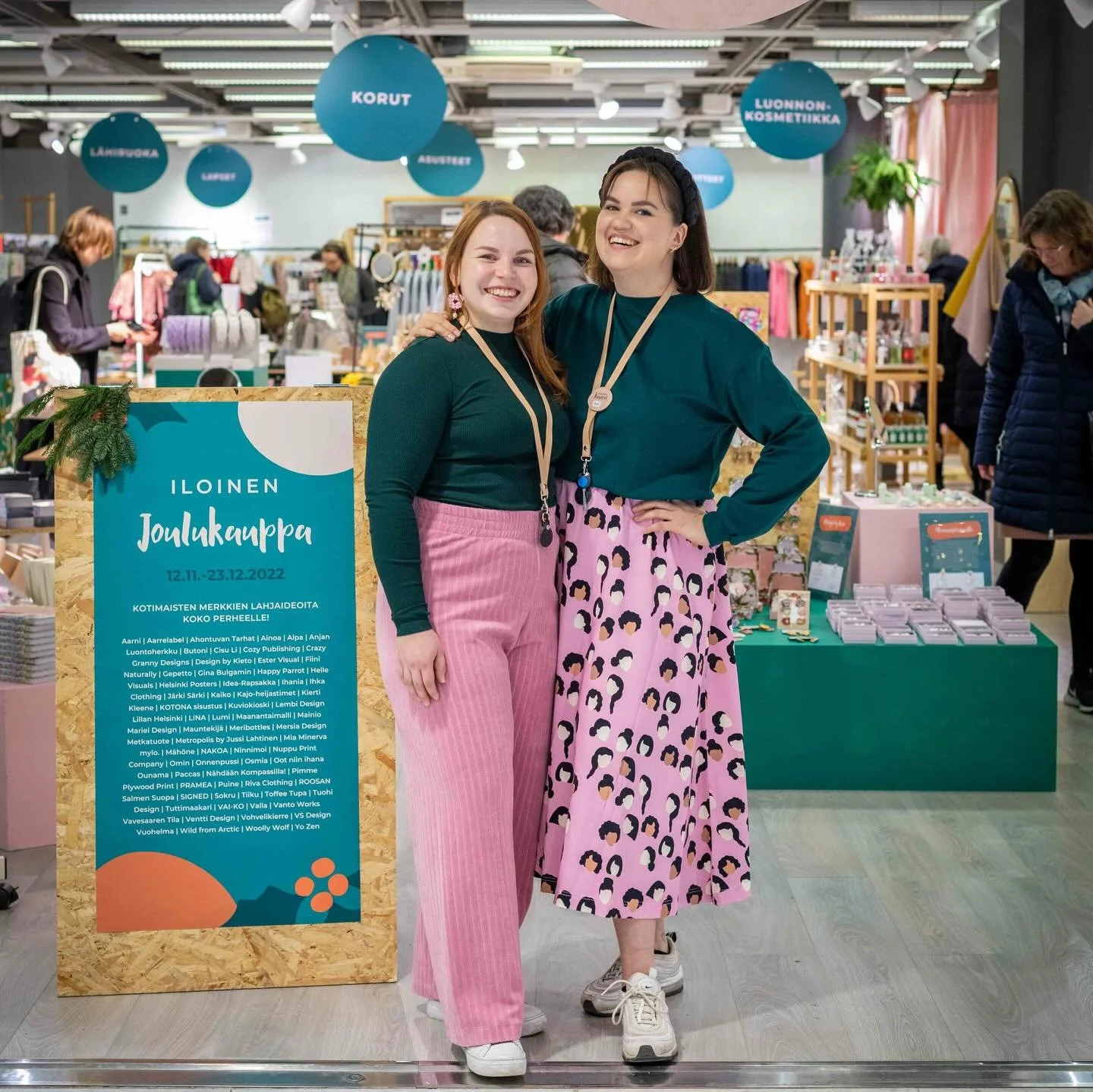 Meid&auml;n Iloiset Joulukaupat t&auml;ytt&auml;&auml; 10 vuotta❤️ Ja tuntuu ihan super merkitykselliselt&auml;, ett&auml; ollaan saatu tehd&auml; jo n&auml;in pitk&auml;&auml;n t&ouml;it&auml; kotimaisen designin eteen &ndash; yhdess&auml; teid&auml