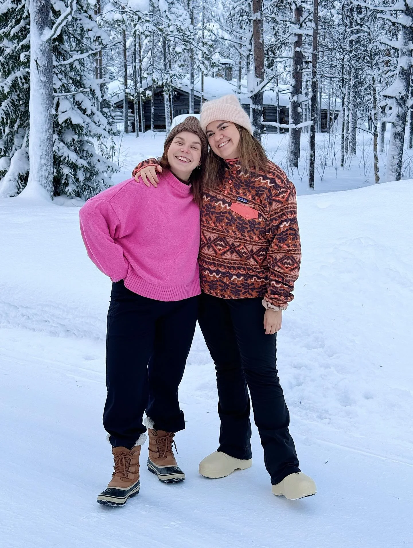 Moi kaverit ja terveisi&auml; Lapista❄️ Me tultiin t&auml;nne alkuvuodeksi et&auml;t&ouml;ihin ja lomailemaan ihanalla mimmiporukalla. Ollaan nautittu tunturimaisemista, lumilautailusta, revontulista, m&ouml;kkitunnelmasta ja lempe&auml;st&auml; lask