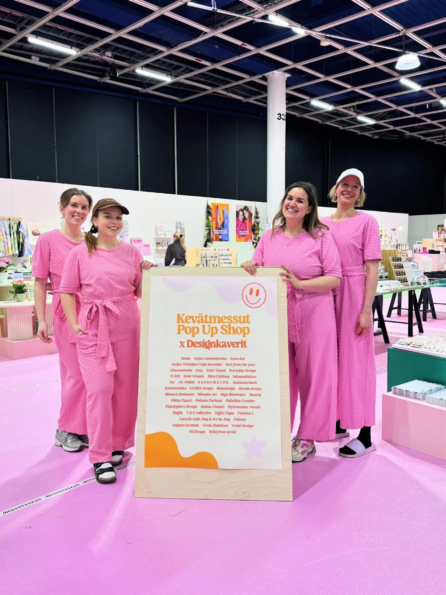 Tervetuloa meid&auml;n herkullisen v&auml;rikk&auml;&auml;seen Pop Up Shopiin Kev&auml;tmessuille🧡 On ollut niin ihanaa n&auml;hd&auml; teit&auml; kavereita jo nyt ja tunnelma jatkuu viel&auml; sunnuntaihin saakka 🌸

Meilt&auml; l&ouml;yd&auml;t yl