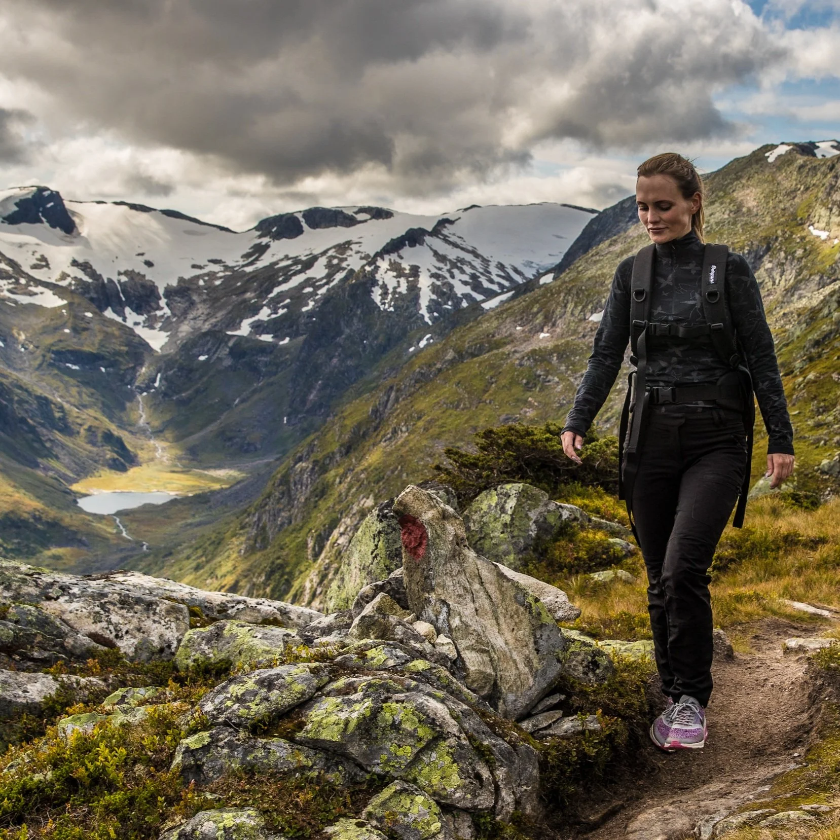 Dame som går på tur