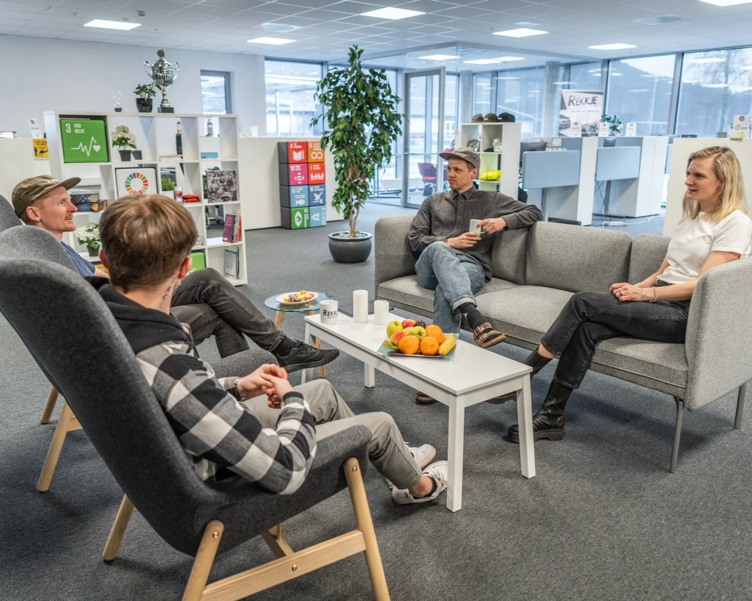 Personer i sofaen i kontorfellesskap