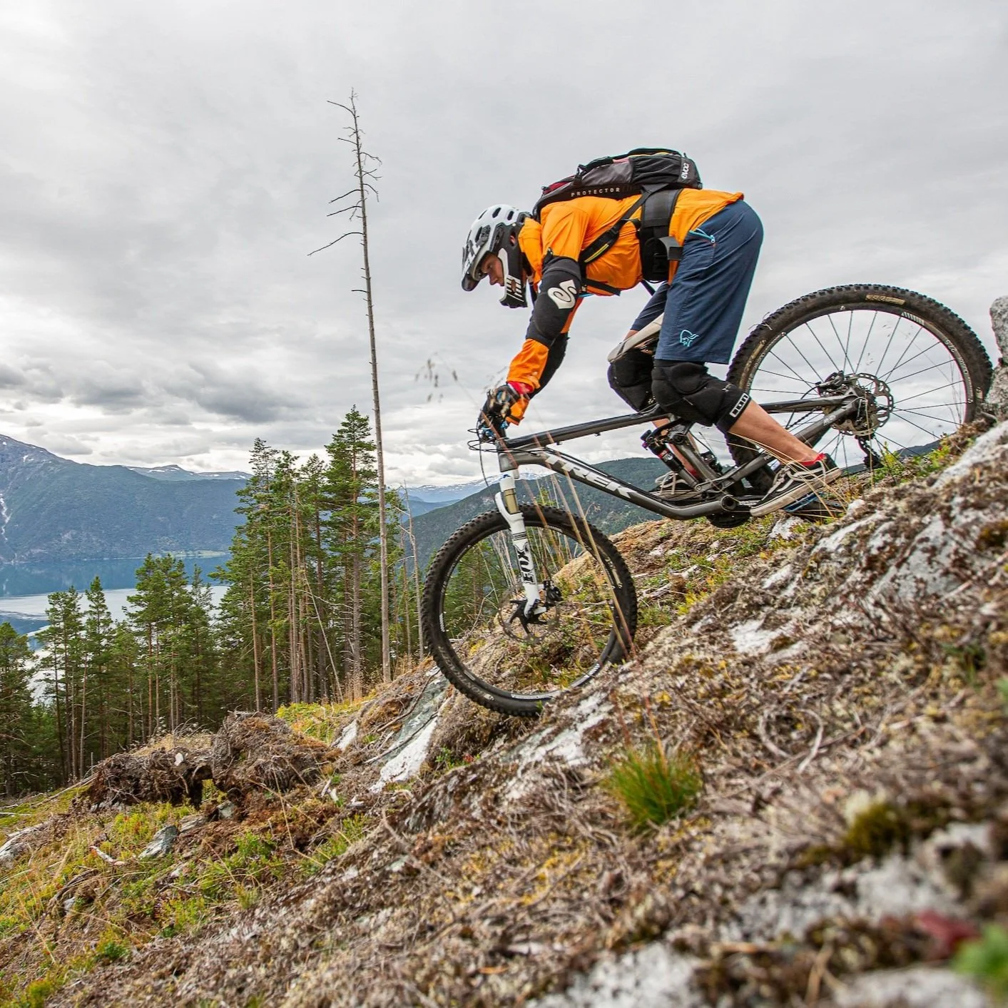 Syklist ned eit svaberg