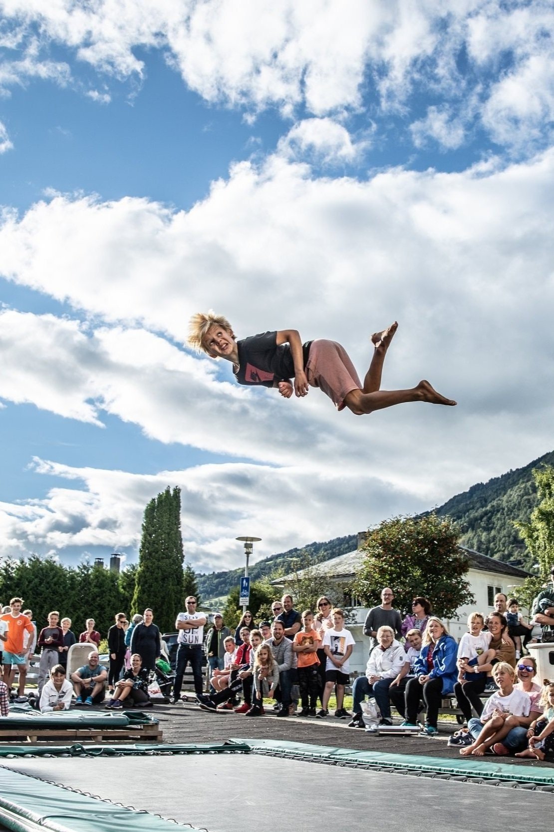 Ungdom på trampoline