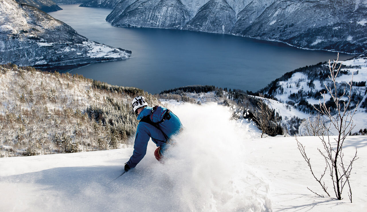 Skikøyrar som svinger ned mot fjorden
