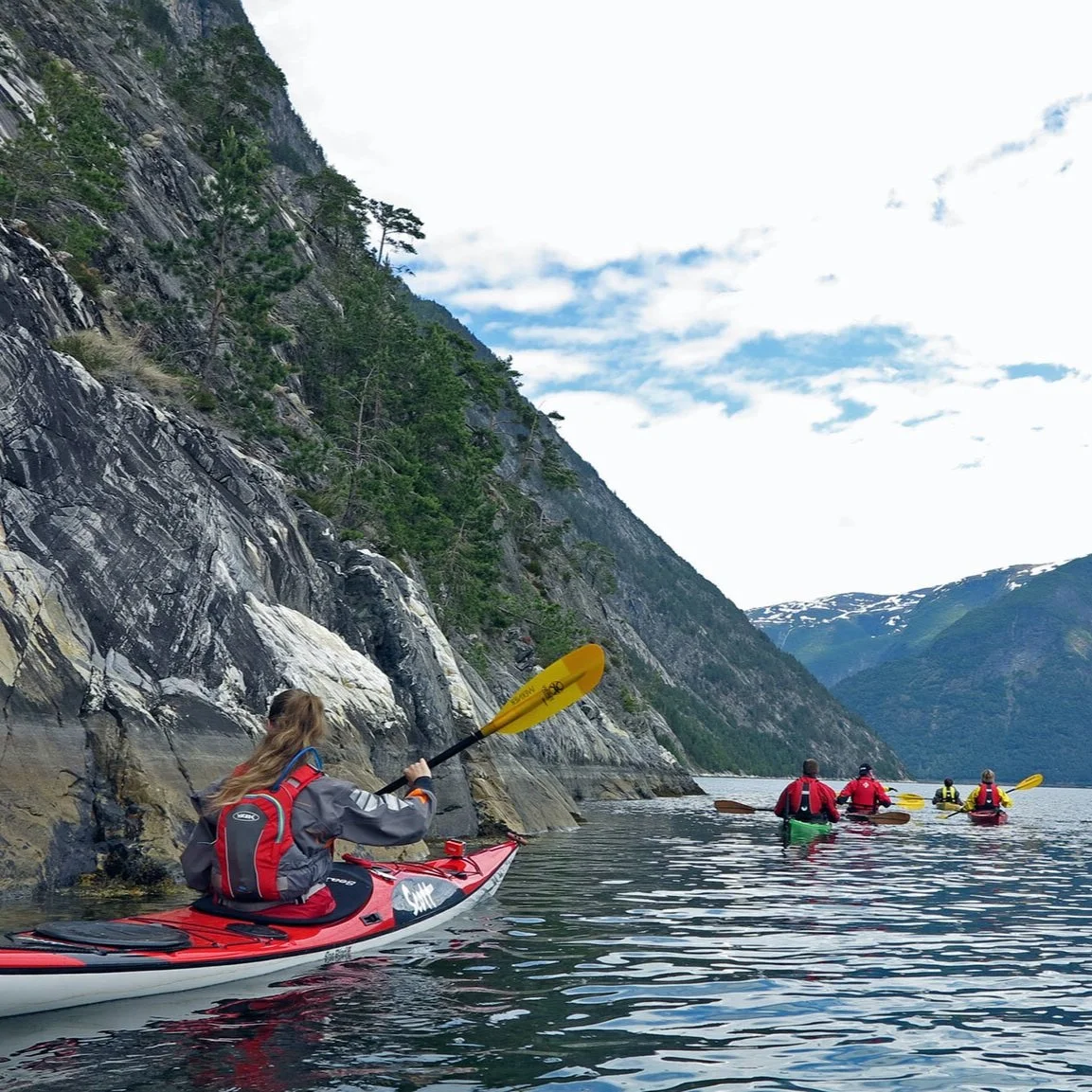 Kajakkpadlere på fjorden