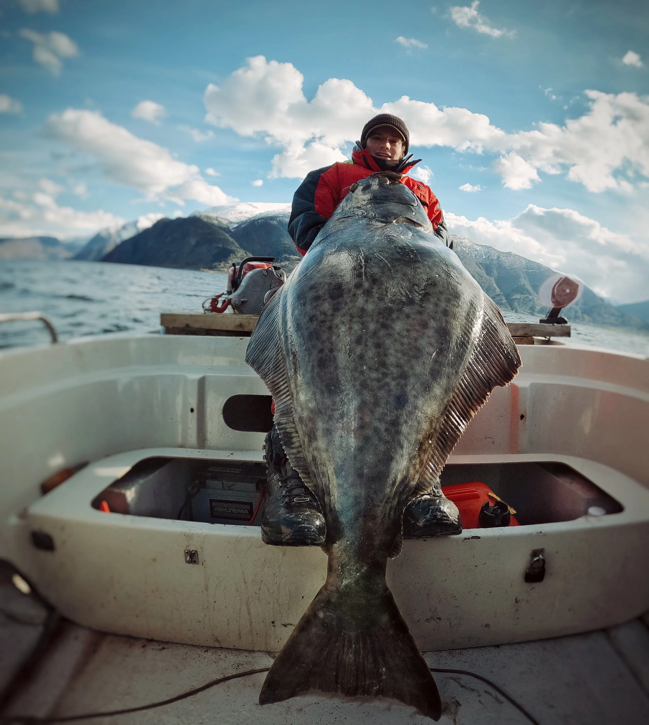 Fisker med flyndre i hånden