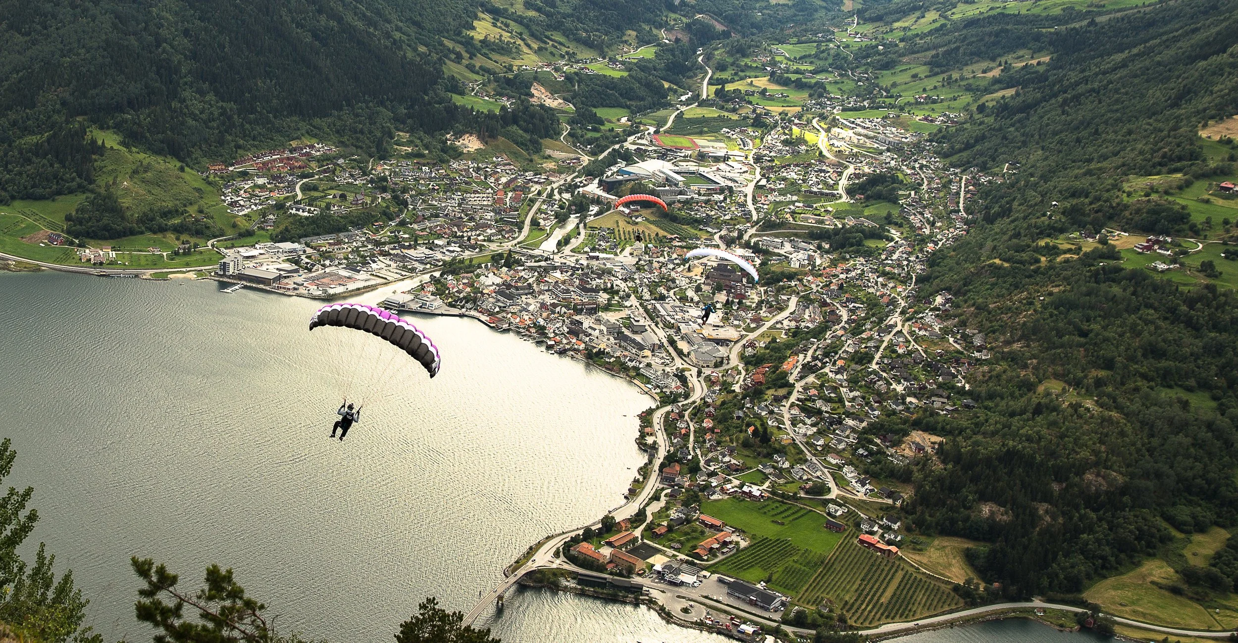 Paraglider som flyr over Sogndal