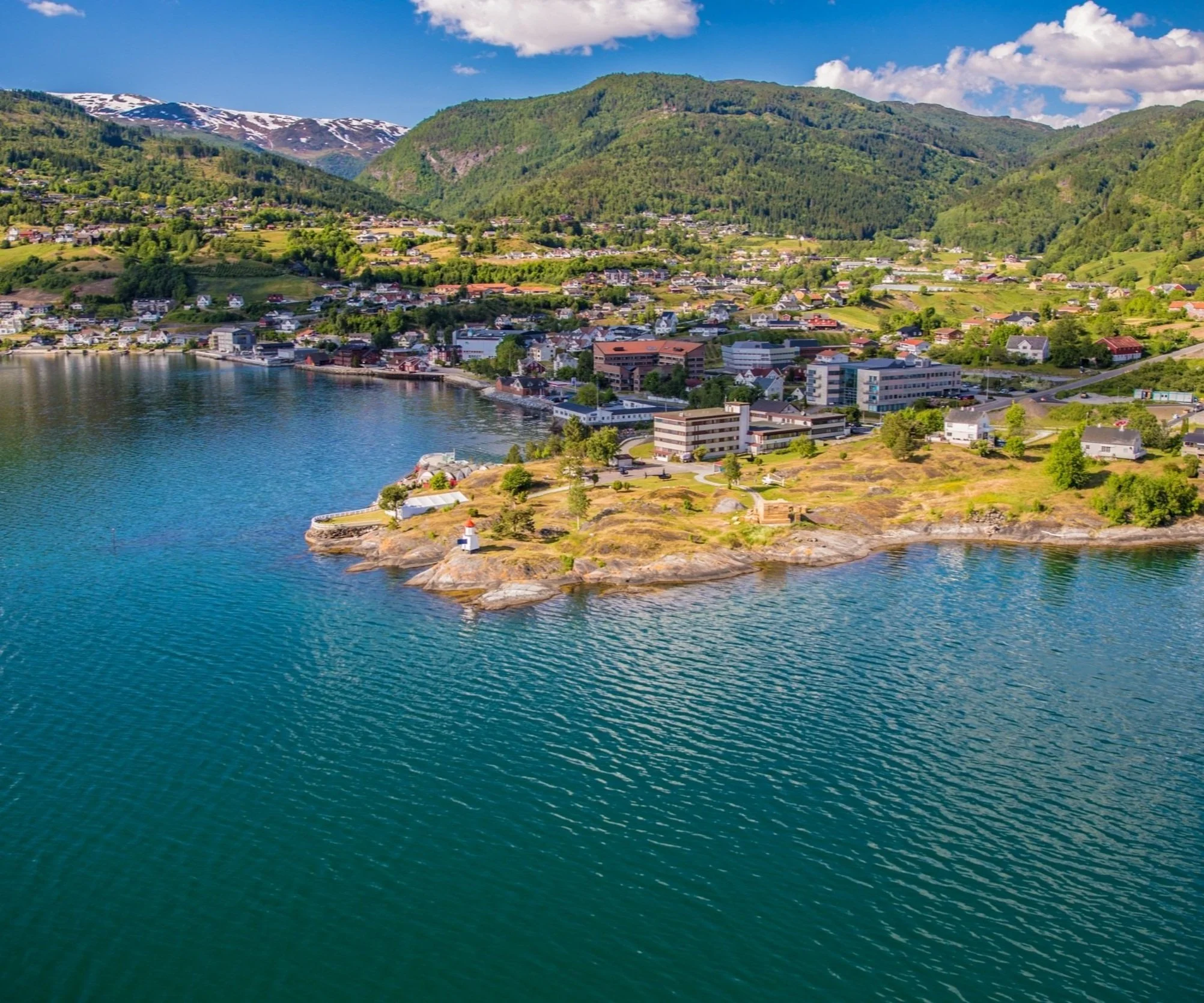 Flufoto av Leikanger med Knausen fremst