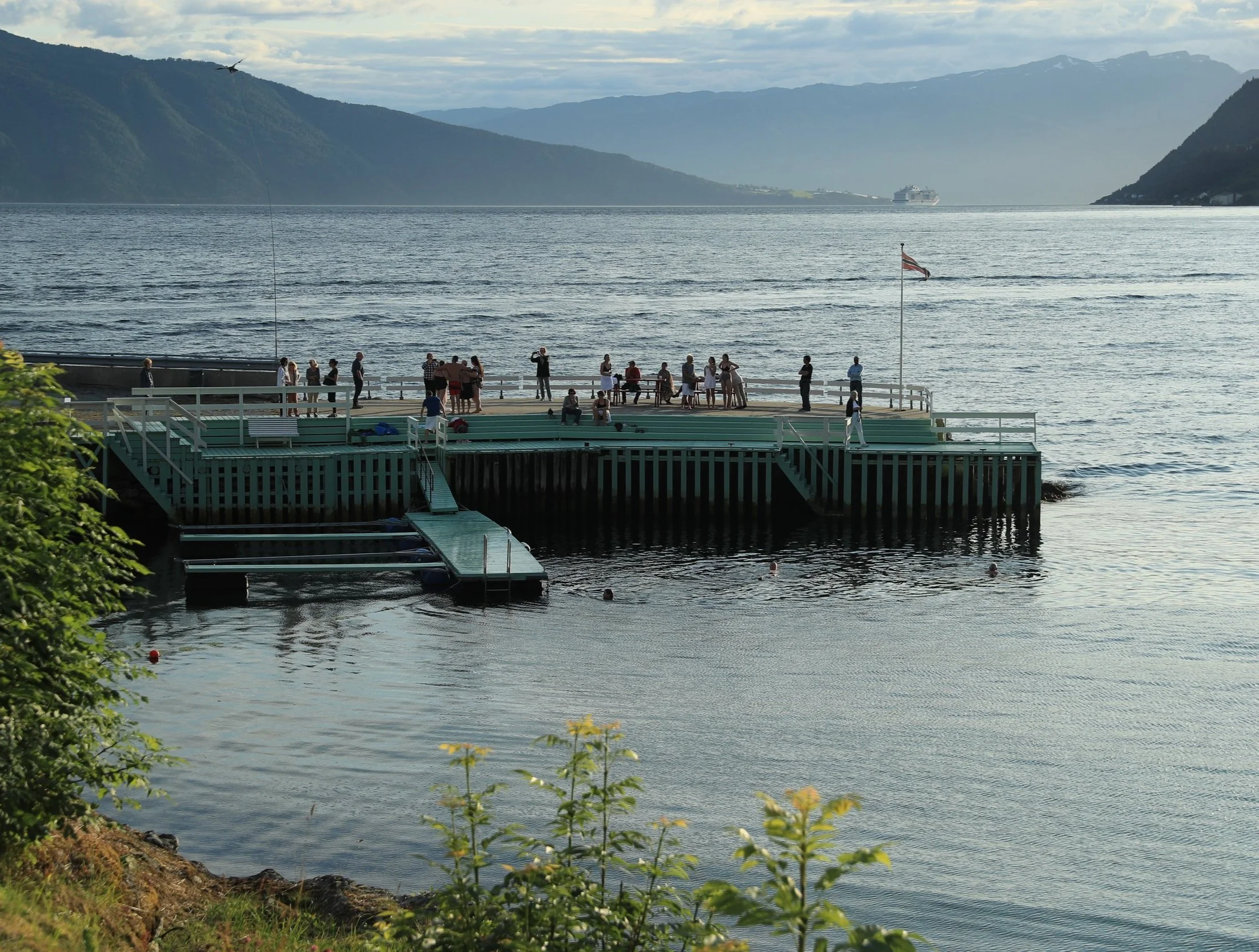Folk på badebrygge