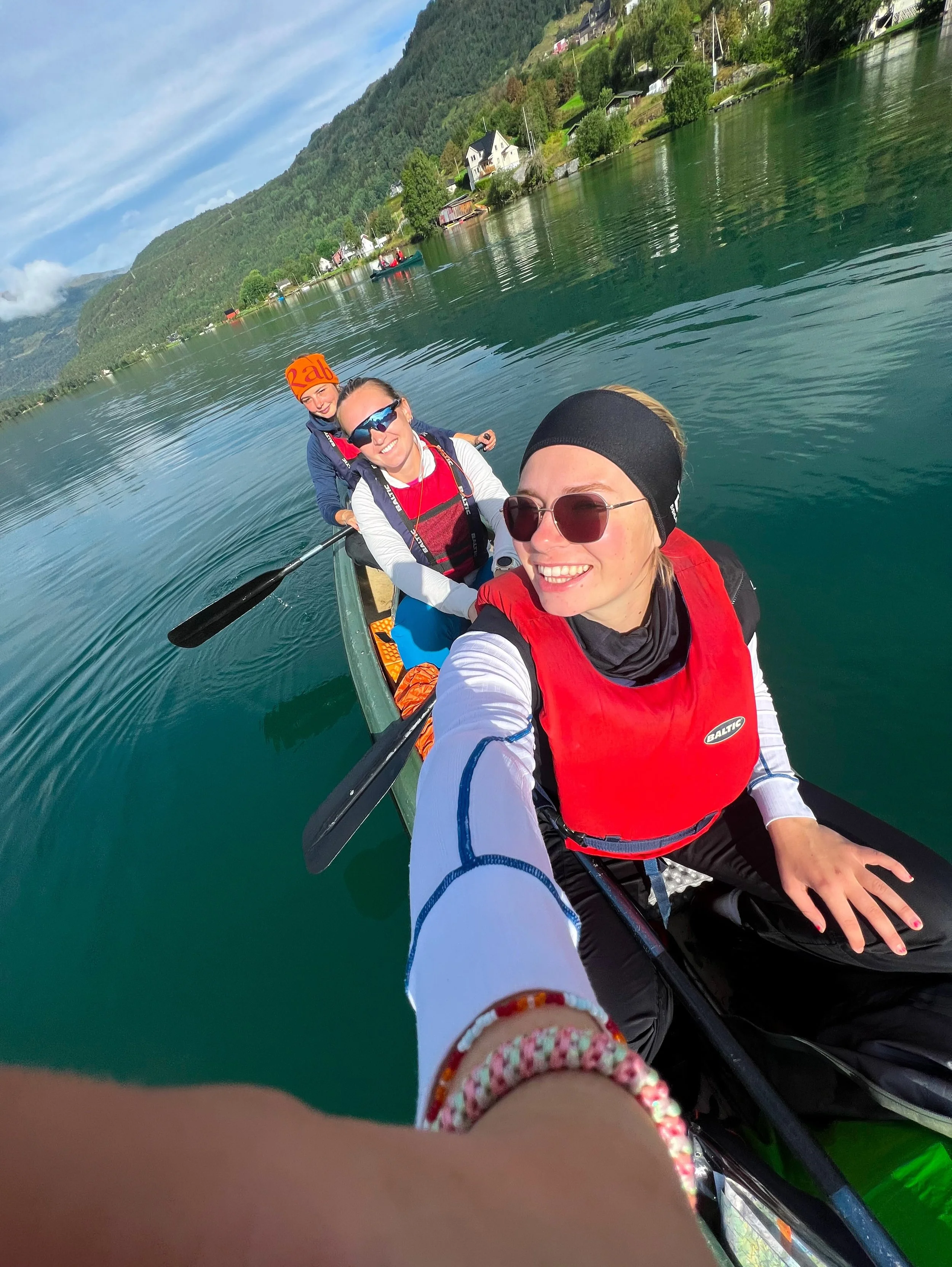 Sognefjorden m&aring; oppleves fra vannflaten! 🛶✨ 

Visste du at det er fantastiske muligheter for padling her?

Enten du er helt fersk eller vil finpusse teknikken, arrangerer Sogndal Turlag havkajakk-kurs. Og for deg som er student: Sjekk ut @sjos