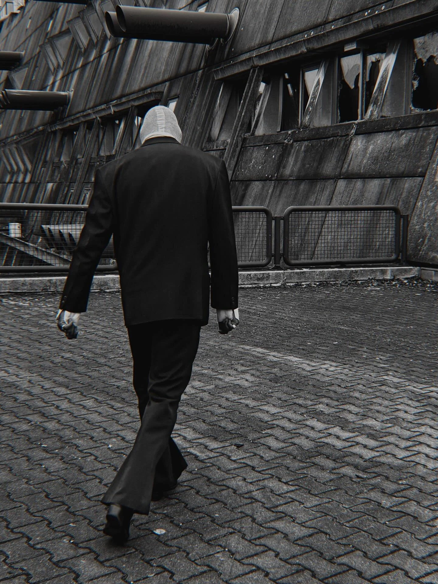 ressam
.
.
.
#streetphotos#fashionphotography#blackandwhite#bwedit#architechture#art