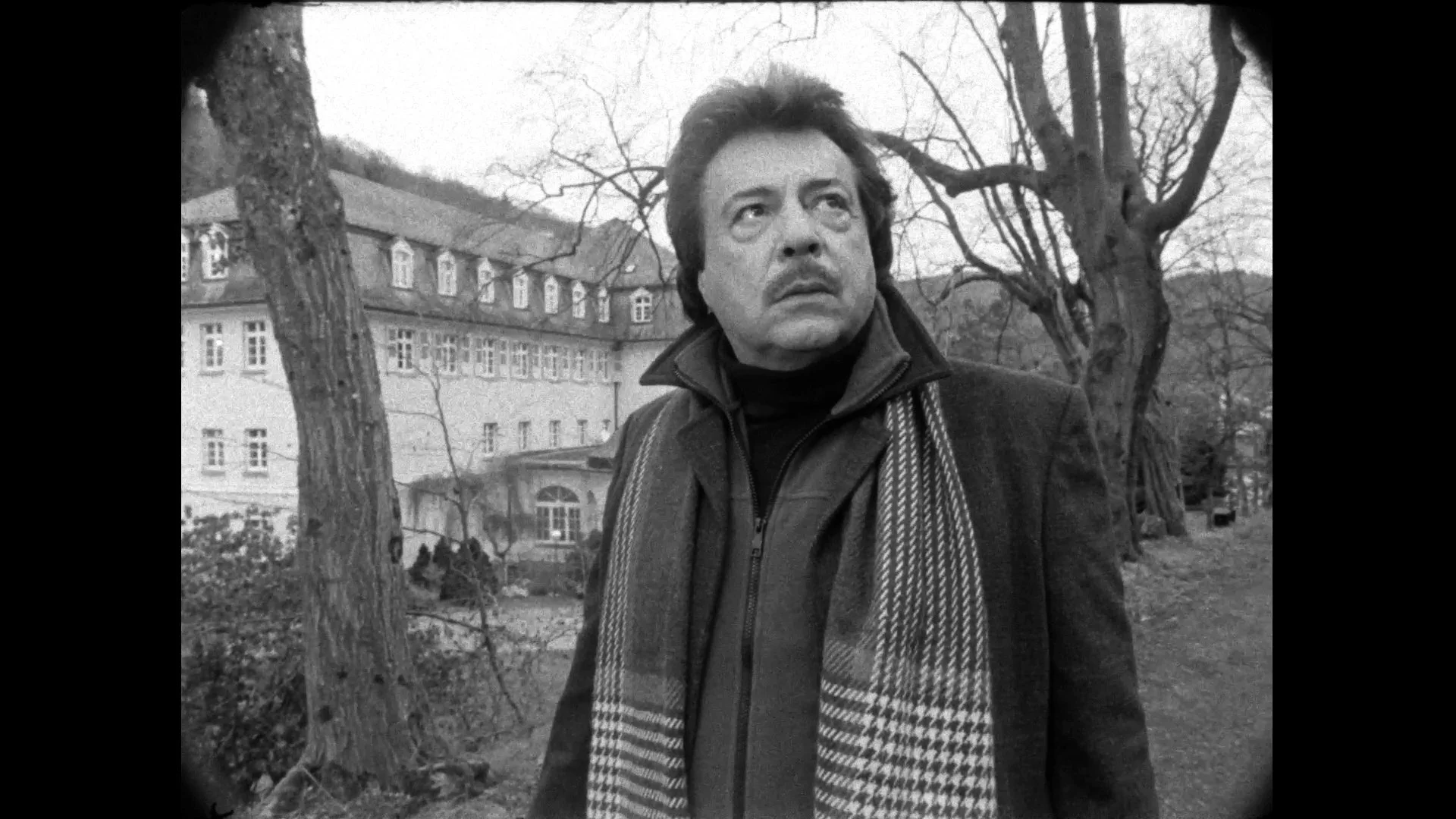 Michael draussen vor der Klinik.JPG