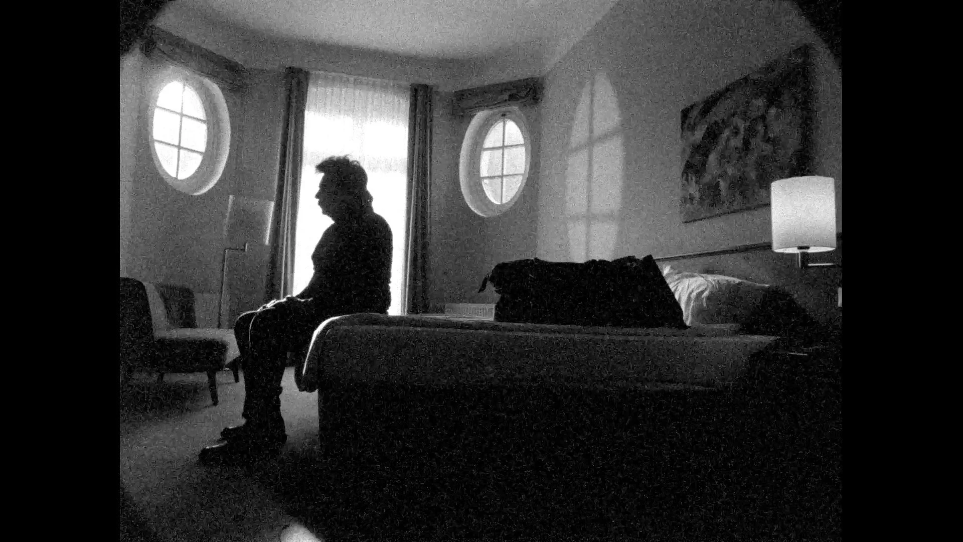 Michael im Zimmer auf dem Bett sitzend.JPG