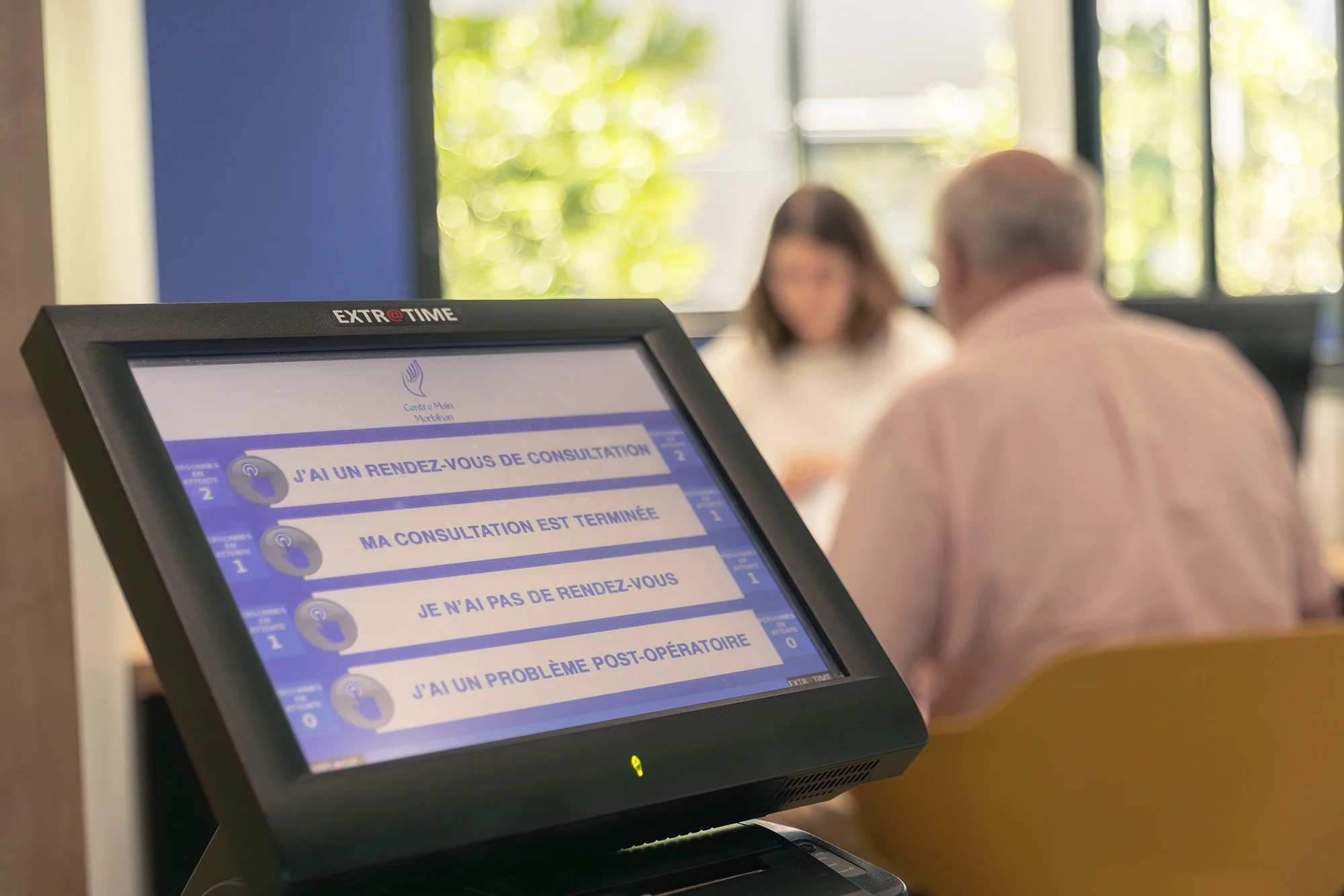 Ecran tactile à l'entrée du Centre Main Morbihan.