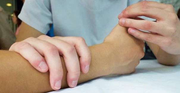 Action de kinésithérapie de la main.