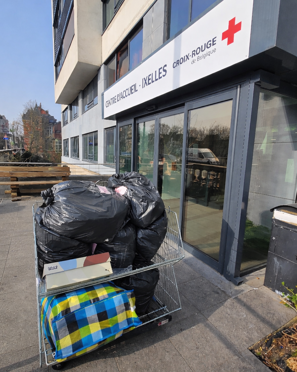 Don de vêtements au Centre d’Accueil de la Croix-Rouge – Ixelles