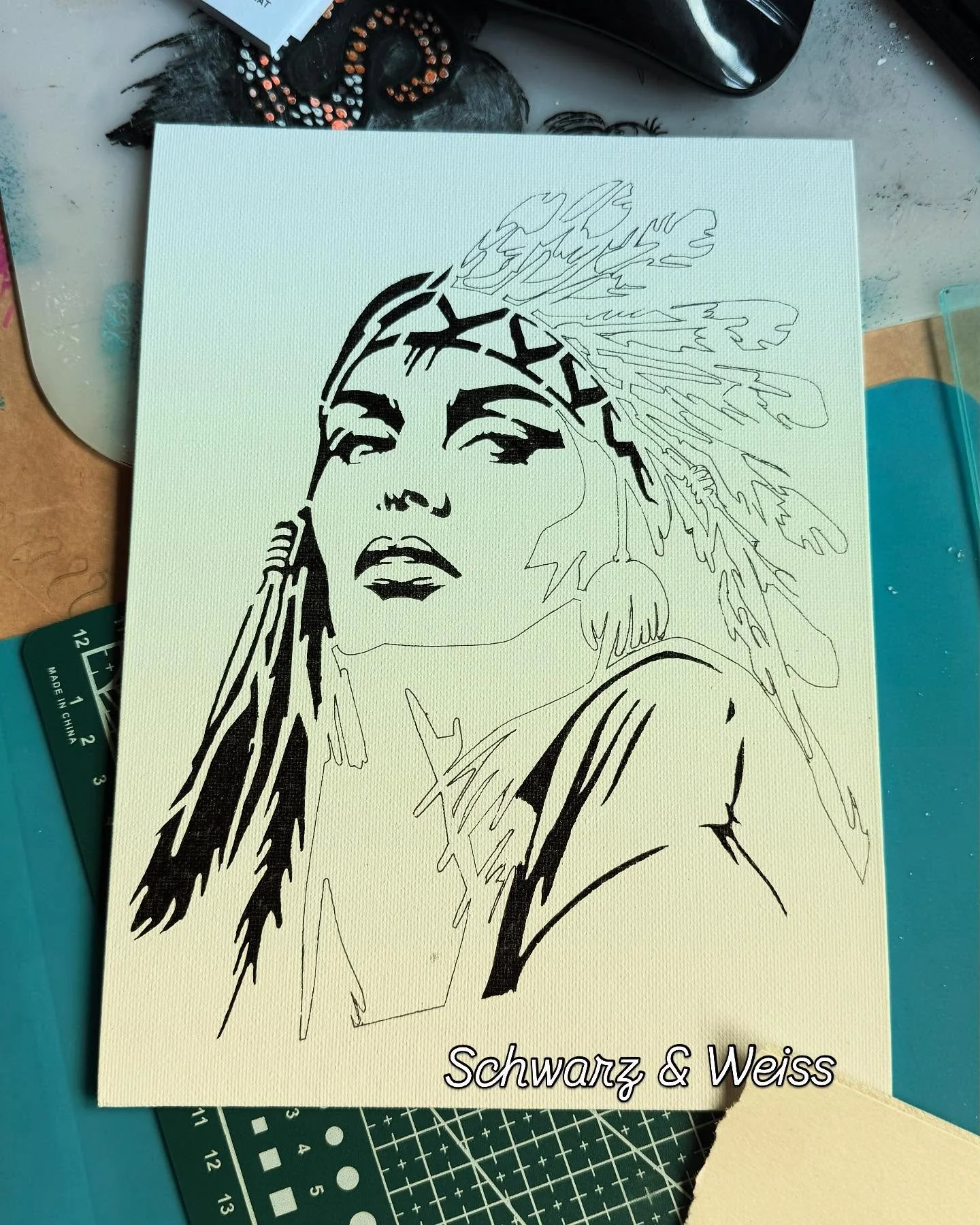 In Schatten und Licht, so schlicht und klar,
erz&auml;hlen Bilder, was einst war.
Ohne Farben, doch voller Zeit,
ein Hauch von Ewigkeit so weit.

Gesichter strahlen, Blicke tief,
ein leiser Hauch, der stets verblieb.
Vergangene Tage, still bewacht,
v