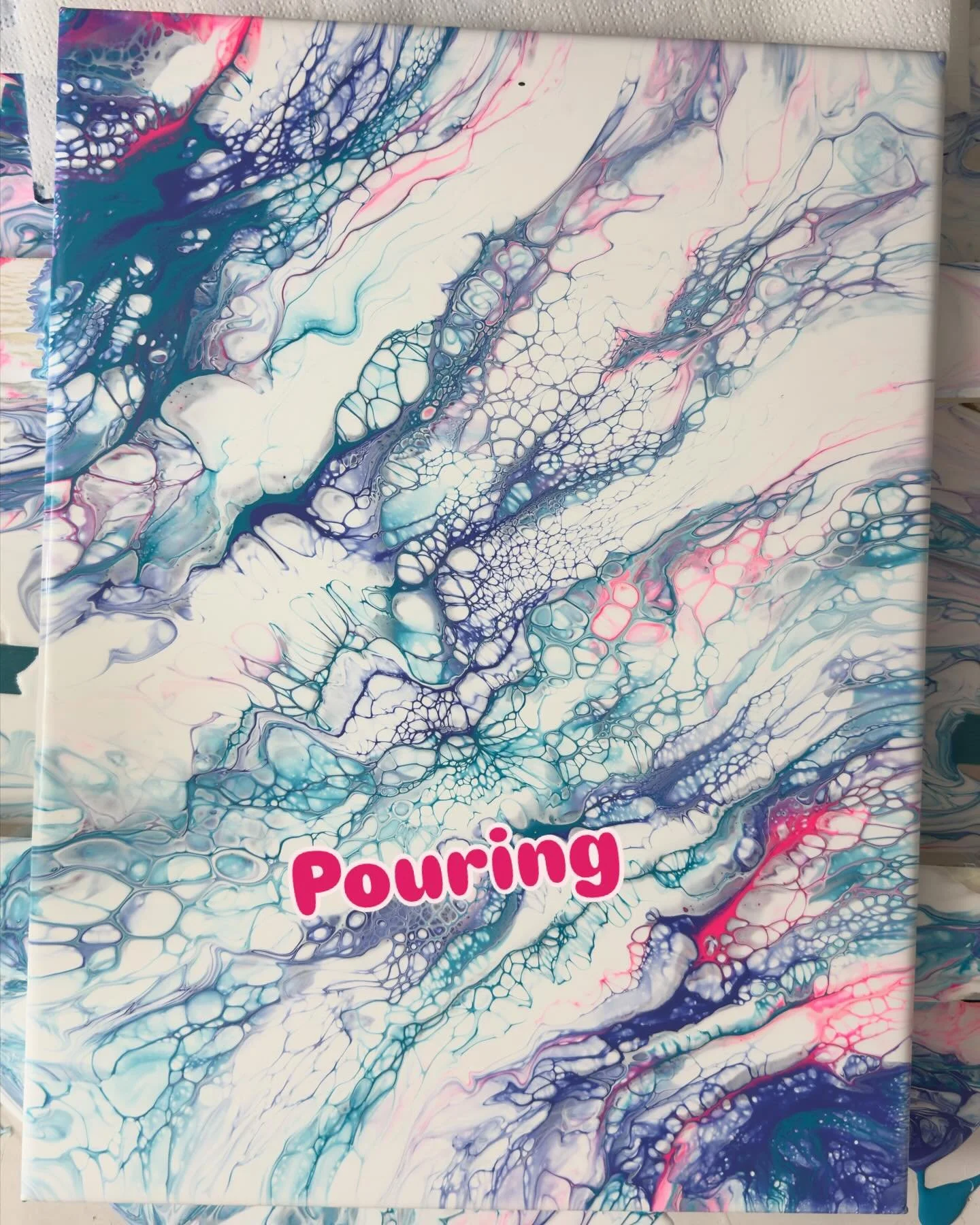 Pouring ist eine k&uuml;nstlerische Maltechnik, bei der fl&uuml;ssige Acrylfarben auf eine Leinwand gegossen werden, um abstrakte Muster und Farbverl&auml;ufe zu erzeugen. Durch verschiedene Gie&szlig;techniken, wie den Dirty Pour, Flip Cup oder Swip